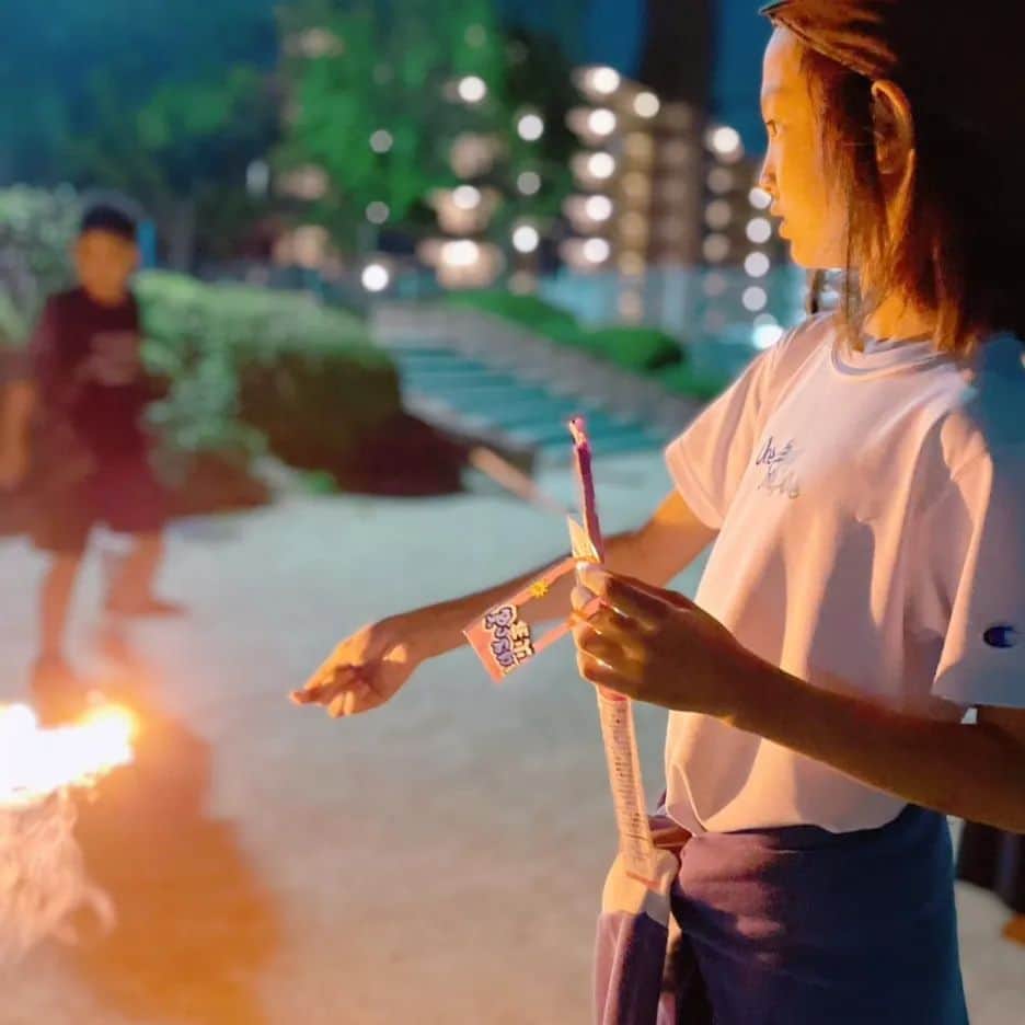 真山景子のインスタグラム：「今年初の手持ち花火をしたよ🎇✨ 夏の思い出１号 息子の友達の近所の子供から青年から大人まで一緒になって楽しんだ😂 年齢問わず友達感覚で楽しすぎたなぁ〜 流石子ども達も青年たちも後片付けも言わずともキチンと出来てた◎👍👍そんな交流でまた、みんなが誠実であると知り、日々がより平和で楽しく感じるのだ✨✨✨✨ みんなありがとう　また遊ぼうね😉  ２枚目はみんなで線香花火対決w」