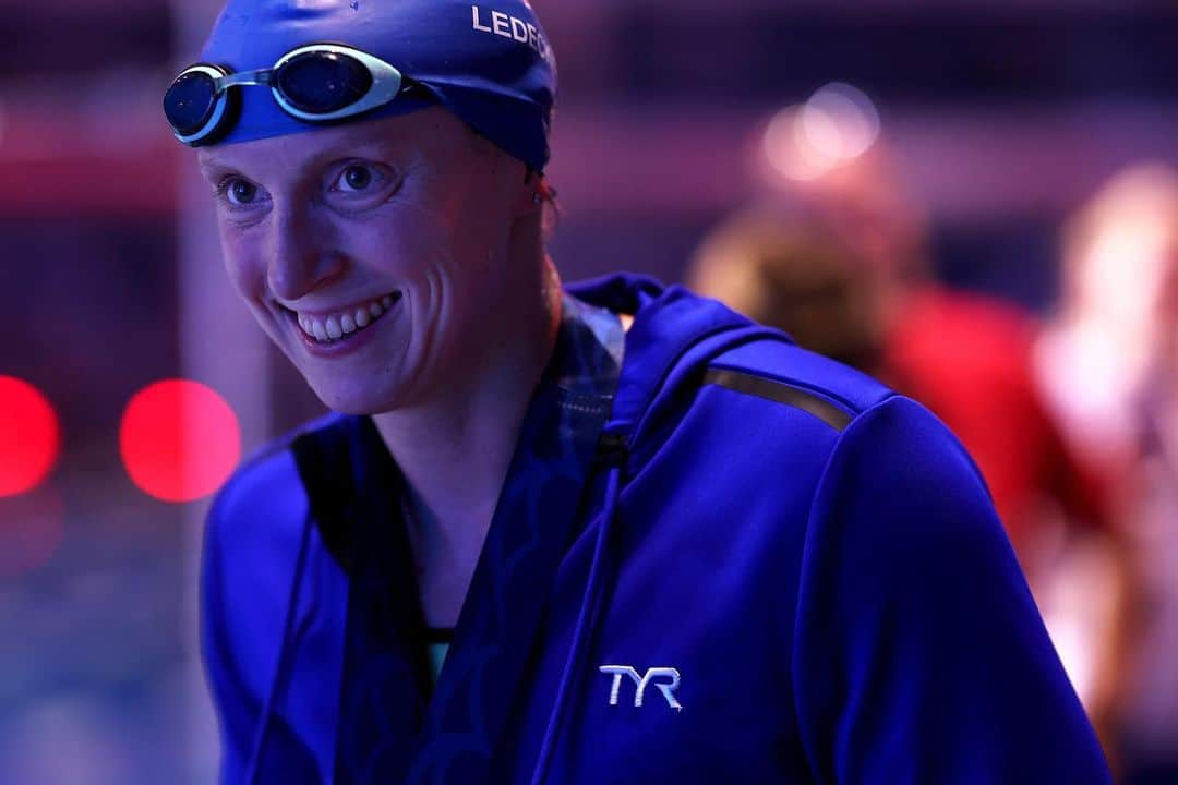 ケイティ・レデッキーのインスタグラム：「Thanks Indy for some more ✨memories✨see you again next year for some 🏈stadium swimming! 🤩  Thanks to the officials, @usaswimming, and fans for showing out 🗣️ all week! Thanks to my family and friends, team @tyrsport, and of course my teammates and coaches @gatorsswimdv for all the support. ♥️  More racing to come this summer 🔜 🇯🇵 with a great 🇺🇸 team!   📸 @gettyimages and @mike2swim」