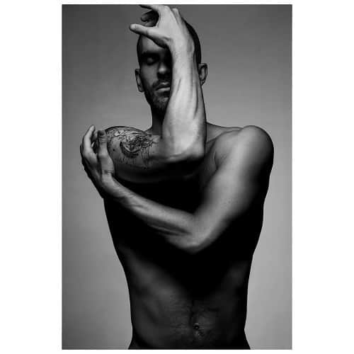 エリック・ラドフォードさんのインスタグラム写真 - (エリック・ラドフォードInstagram)「Finding Peace.  📸 @asquaredphoto   #man #photoshoot #tattoo #peaceful」7月3日 5時50分 - ericradford85
