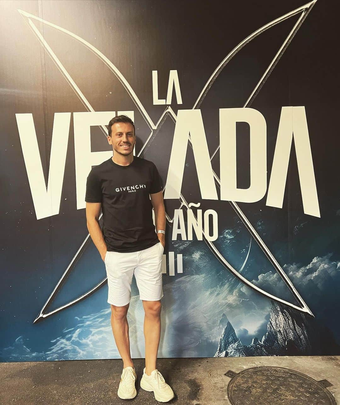 ハビエル・エスピノサのインスタグラム：「Increíble el día de ayer. Fue un auténtico placer poder estar en la #VeladaDelAñolll   Muchas gracias @ibaillanos por hacer esto posible, y como siempre  @marcosolaneta gracias por todo.  Vamos a por lo que viene @porcinosfc.ig」