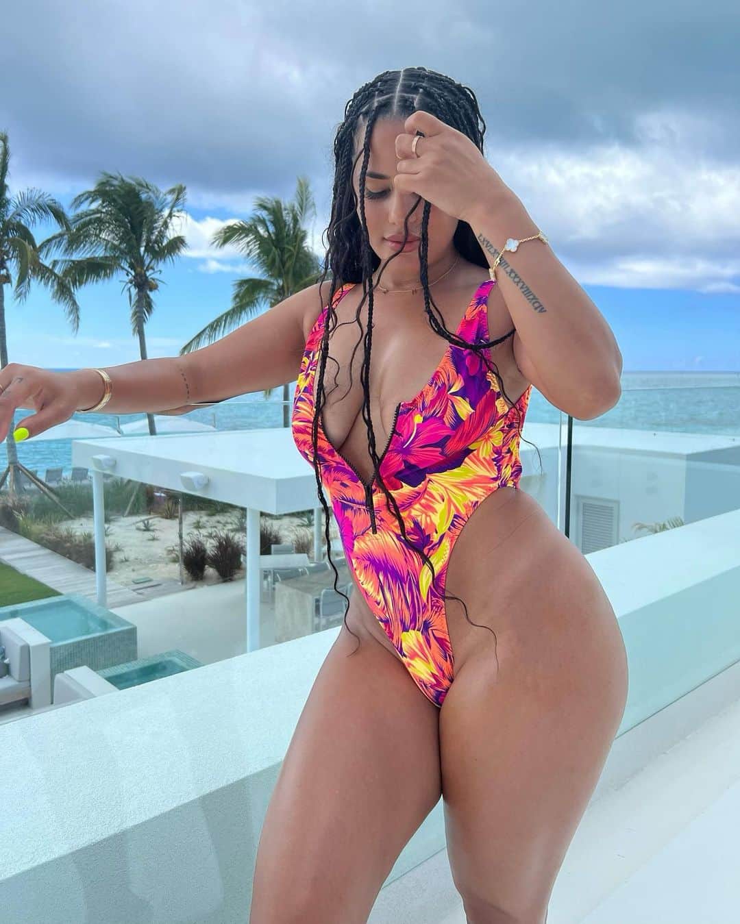 Katya Elise Henryのインスタグラム：「You know you got a lock on the whole thing🔒  - Sign ups for my 8 week summer HOURGLASS challenge are still open, @wbkfit don’t miss 🫶🏽」