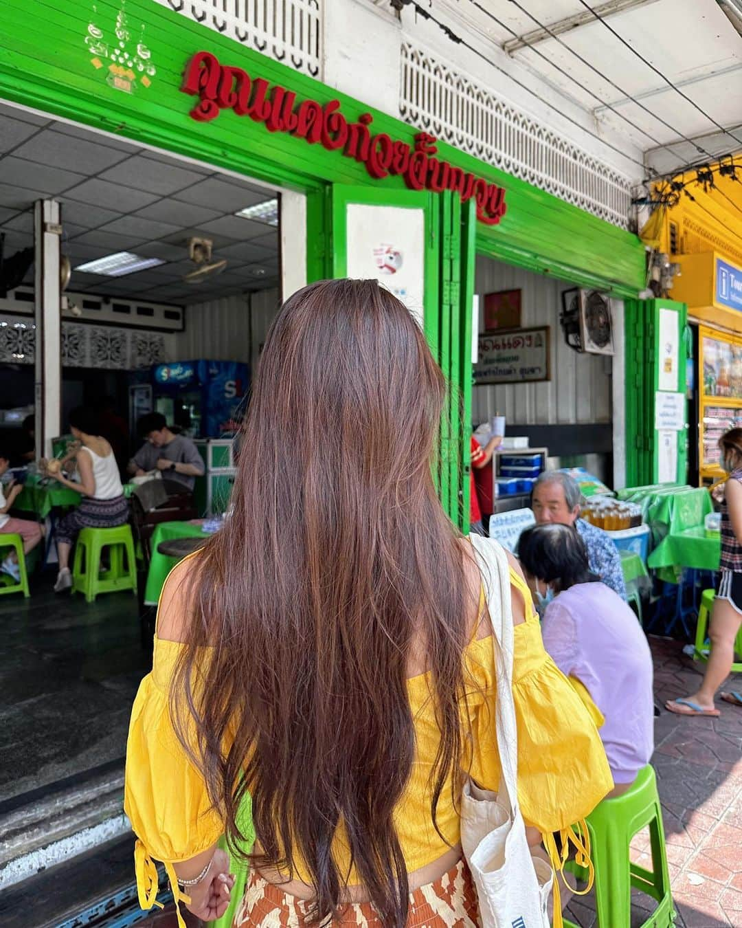 キム・グリームさんのインスタグラム写真 - (キム・グリームInstagram)「카오산 고기국수가 맛이 변했대서 옆에 끈적국수 집으로🍜🧡 땀 쩔쩔 흘리고 있는데 어찌 나를 알아보신 분이 계셨다. 반갑게 사진 찍어드리는데 너무너무 불친절했던 주인아줌마가 나보고 Are you super star? 라며 급 친절모드로 바뀌신것 좀 웃겻넹.. 한국인 엄청 많이 방문하는 것 같은데 좀 친절히 대해주세요 🥹   #슈퍼스타는아니고요 #뒤에K넣어주세여」7月3日 11時30分 - greemkim