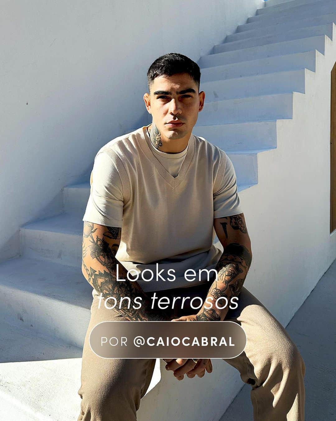 ロジャス・レナーのインスタグラム：「Tons terrosos vieram para ficar! O @caiocabral apostou em combinações com modelagens amplas e sobreposições, criando looks perfeitos para qualquer momento do dia. Arraste para o lado e clique na imagem para garantir os seus favoritos. #modamasculina #looks   Colete puffer 654044408 | colete tricô 616198191 | blusão moletom 750049567 | calça loose 626426855 | camiseta relaxed 780046084 | bermuda cós elástico 625228291 | tênis street 553103181 | camiseta long 627674818」