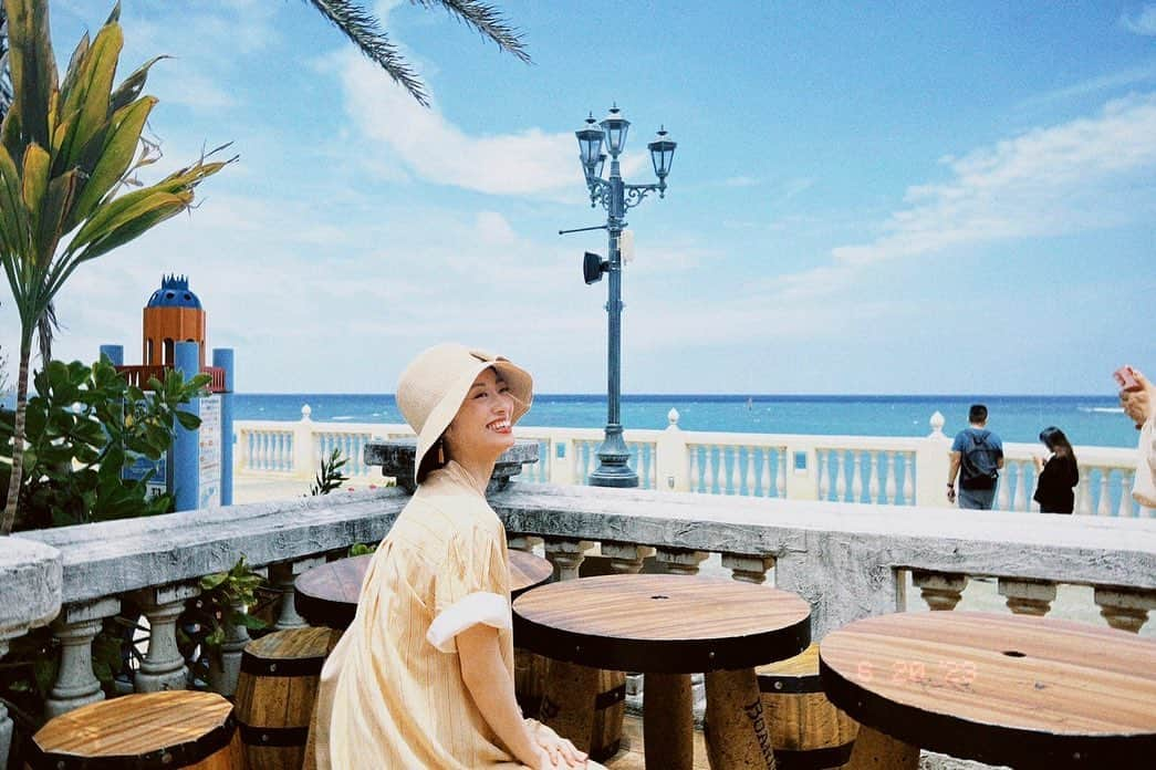 高畠麻奈さんのインスタグラム写真 - (高畠麻奈Instagram)「初めての沖縄🏝️ SPEEDを好きになってから、何十年も憧れ続けた沖縄。 お仕事で来られる日が来るなんて思いませんでした。 しかも大好きな劇団朱雀の公演で。 往復の飛行機、滞在中、BGMはSPEED一択。  アメリカンビレッジではキレイな海に感動、 美ら海水族館では大きな水槽に感動。 5枚目の写真はエイが「いぇーい！」と言っているよ と、必死に伝えている様子です🐟  photo by あゆちゃん  #沖縄#初めての沖縄#okinawa #アメリカンビレッジ#美ら海水族館」7月3日 6時09分 - mana_724