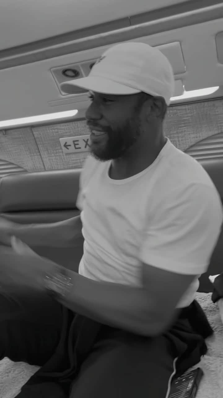 フロイド・メイウェザー・ジュニアのインスタグラム：「The only other person that played in the air this long was Michael Jordan.   @kjmeezymayweather playing on the PJ in his PJ’s.」