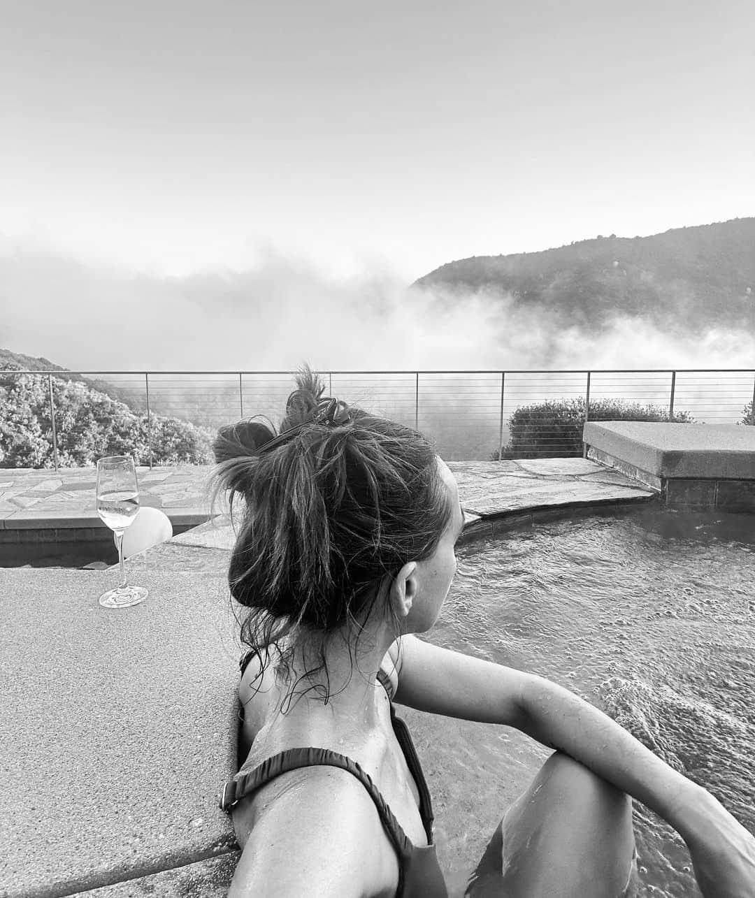 シャーニ・ヴィンソンのインスタグラム：「⛰️ 🥂  #jacuzzi #mountains #spa #mist #nature #travel #explore #california #roadto40 #lifebeginsat40」
