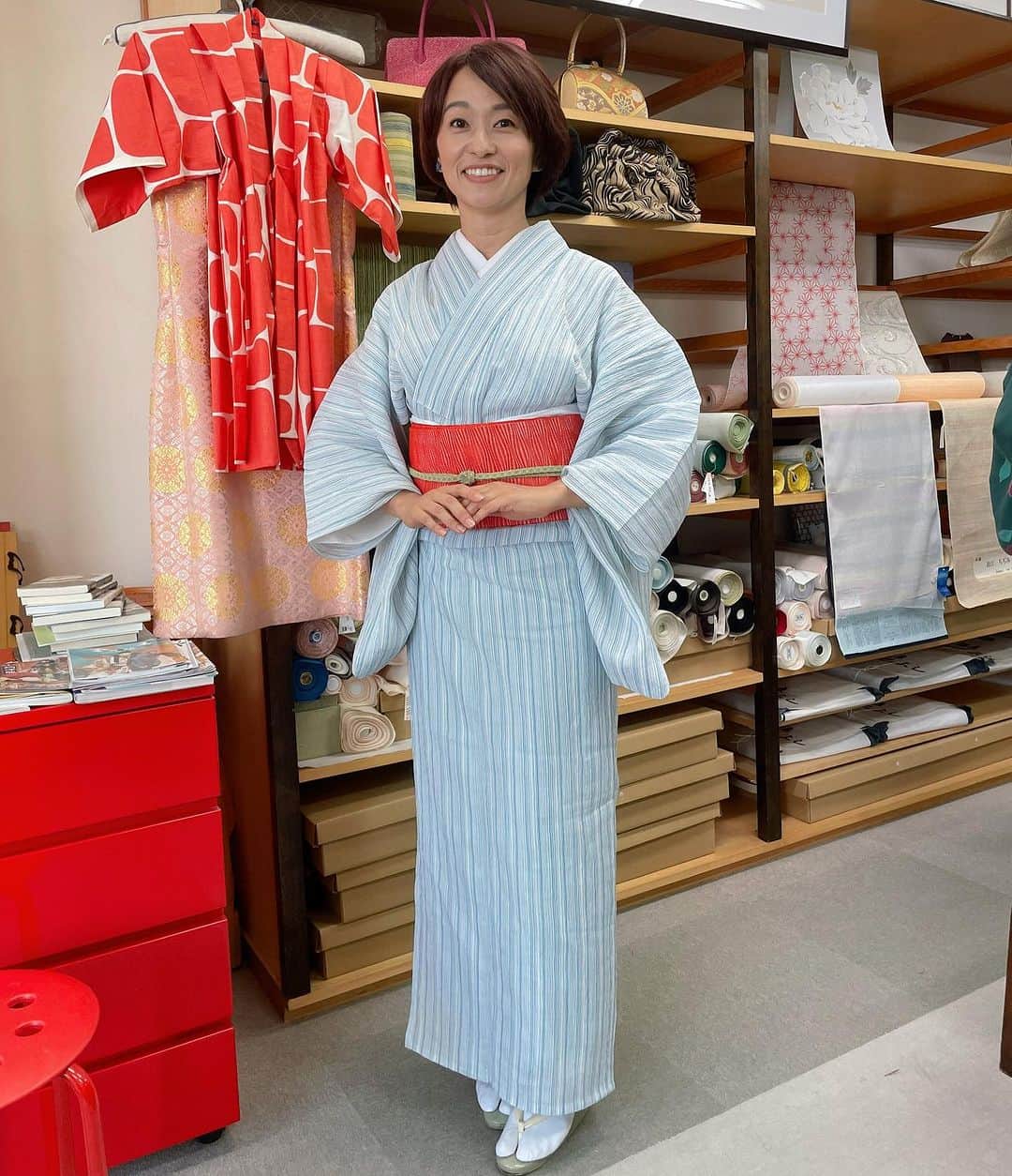 住吉美紀さんのインスタグラム写真 - (住吉美紀Instagram)「着物で仕事２days！日曜日は、自分主宰のライフシェアリング・クラブ #チカスミ の『浴衣着付け講座イベント』を開催したため、着物。  薄ものは、麻の着物。 濡れても汗かいてもいいし、軽くて涼やか。  赤い夏帯で #銀座結び に挑戦。 遊びごころと洒落ごころがあるのに めちゃ楽な締め心地の 「銀座結び」は大好きなのだが、 登場回数が少ないため、 締めるのが久しぶり過ぎて 途中やりながらちょっと怪しいところがあったが なんとか形に収めたという感じ（笑） 帯の着付けで朝から大汗。 でも、 着物は着付けするところから クリエイティブで楽しい。  イベントそのものの講師は、 もう10年のお付き合い、仲良しの #銀座いせよし の千谷美恵さん。 とても盛り上がった講義イベントについてはまた別途。  あまりに楽しく、 イベント後は、参加者と急遽、二次会に。 #萬年堂本店 の和のかき氷をみんなで。 梅シロップと銀座はちみつの #かき氷 めちゃくちゃ美味しかった！  #近くのスミヨシ neighboursumiyoshi.com」7月3日 6時30分 - miki_sumiyoshi
