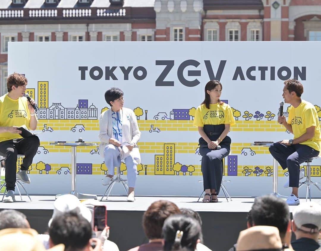 安田美沙子さんのインスタグラム写真 - (安田美沙子Instagram)「昨日は、 「TOKYO ZEV  ACTION」 ETOKYOキックオフイベントでした🚗  決して他人事ではない、地球を守るための1人1人の行動✨  出来ること、気づく行動からこつこつと。。。  それはきっととても身近で簡単なこと。  長男も来たので、脱炭素社会が特別ではなく、当たり前と感じてもらいたかったのでした。  小池百合子都知事、脇阪寿一さん、サッシャさんと登壇させて頂きました。  脇阪さんとは。。20年ほど前に激走GTのリポーターをしている際にずっとお世話になっていました！  久々の再会！照れ臭くもあるけれど、とても嬉しかったです😭✨  2024.3.30にはフォーミュラEのレースがなんと、東京で開催されます！  ぜひ行きたい！  地球に優しいエネルギーで動く縁日を体験して帰りました。 優しい気持ちになりました✨  @tokyozevaction  #tokyozevaction  #zev #ev #etokyo #フォーミュラE #脱炭素社会」7月3日 6時37分 - yasuda_misako
