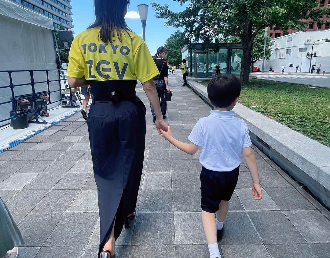 安田美沙子さんのインスタグラム写真 - (安田美沙子Instagram)「昨日は、 「TOKYO ZEV  ACTION」 ETOKYOキックオフイベントでした🚗  決して他人事ではない、地球を守るための1人1人の行動✨  出来ること、気づく行動からこつこつと。。。  それはきっととても身近で簡単なこと。  長男も来たので、脱炭素社会が特別ではなく、当たり前と感じてもらいたかったのでした。  小池百合子都知事、脇阪寿一さん、サッシャさんと登壇させて頂きました。  脇阪さんとは。。20年ほど前に激走GTのリポーターをしている際にずっとお世話になっていました！  久々の再会！照れ臭くもあるけれど、とても嬉しかったです😭✨  2024.3.30にはフォーミュラEのレースがなんと、東京で開催されます！  ぜひ行きたい！  地球に優しいエネルギーで動く縁日を体験して帰りました。 優しい気持ちになりました✨  @tokyozevaction  #tokyozevaction  #zev #ev #etokyo #フォーミュラE #脱炭素社会」7月3日 6時37分 - yasuda_misako