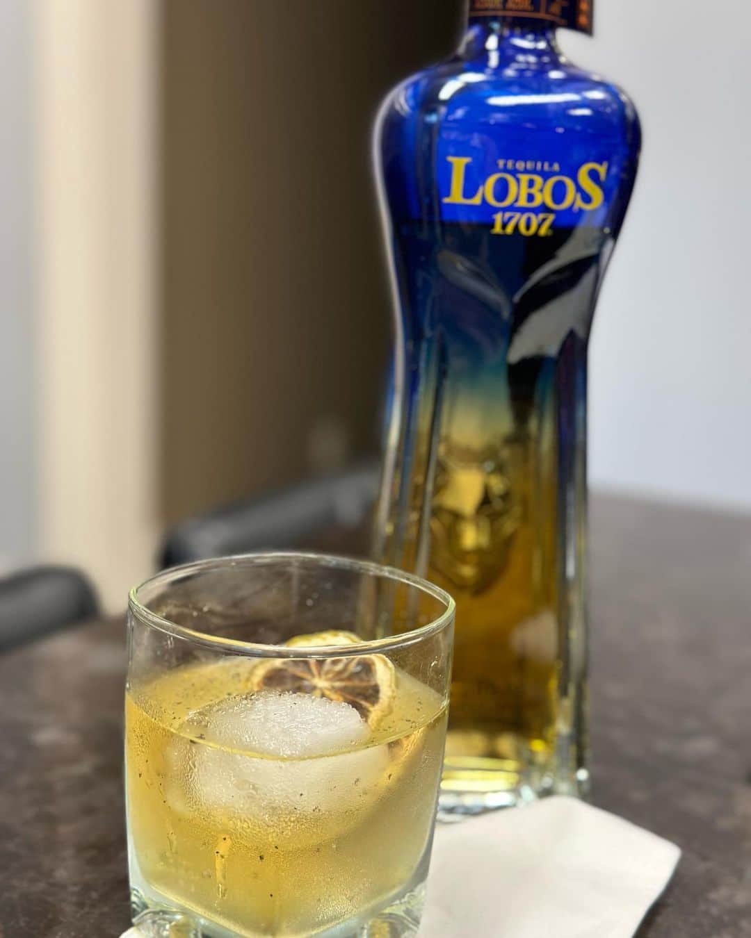 レブロン・ジェームズのインスタグラム：「Evening drinks at Château L’ James! 👑Sparkling Yuzu, Lime, Black Lime, Ohio Honey 😝 @lobos1707 Añejo🔥🔥🔥🔥🔥🔥🐺🐺🐺」