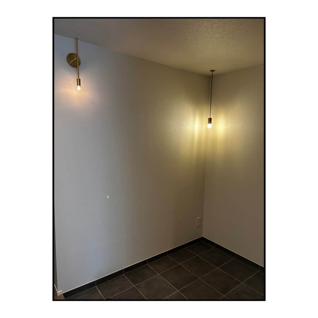 藤田敦子のインスタグラム：「ㅤ #blenda_home  玄関はかなり広く取りました。 元々の作りもあったのだけど。  ここに、アーチミラーが入り、さらに 何かしらスツールを置こうかなと思っています。  こんなにスッキリしてるのは この段階だから。  そして、ここのライティングも さりげないけどこだわりました。  両方、土台が平らな真鍮のライトに。 経年変化を楽しみたいです。  決して贅沢な家ではないけれど 自分たちが10年社宅に住んで 不満だったところよかったところを しっかり言語化できたことと 夫の金銭感覚、管理能力、ヒアリング力に わたしの希望が加わって この家に繋がったのかなと思っています。  何にお金をかけるべきか、を しっかり話し合えたことで かなりメリハリがつけられました👍  #リノベーション #renovation #リノベーションマンション #マイホーム #フルリノベ #リノベーション住宅 #リノベーションライフ」