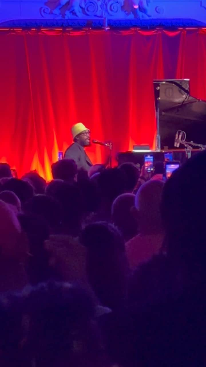 ジェシー・カーマイケルのインスタグラム：「@pjmorton always has a whole crowd of background vocalists… London ❤️」