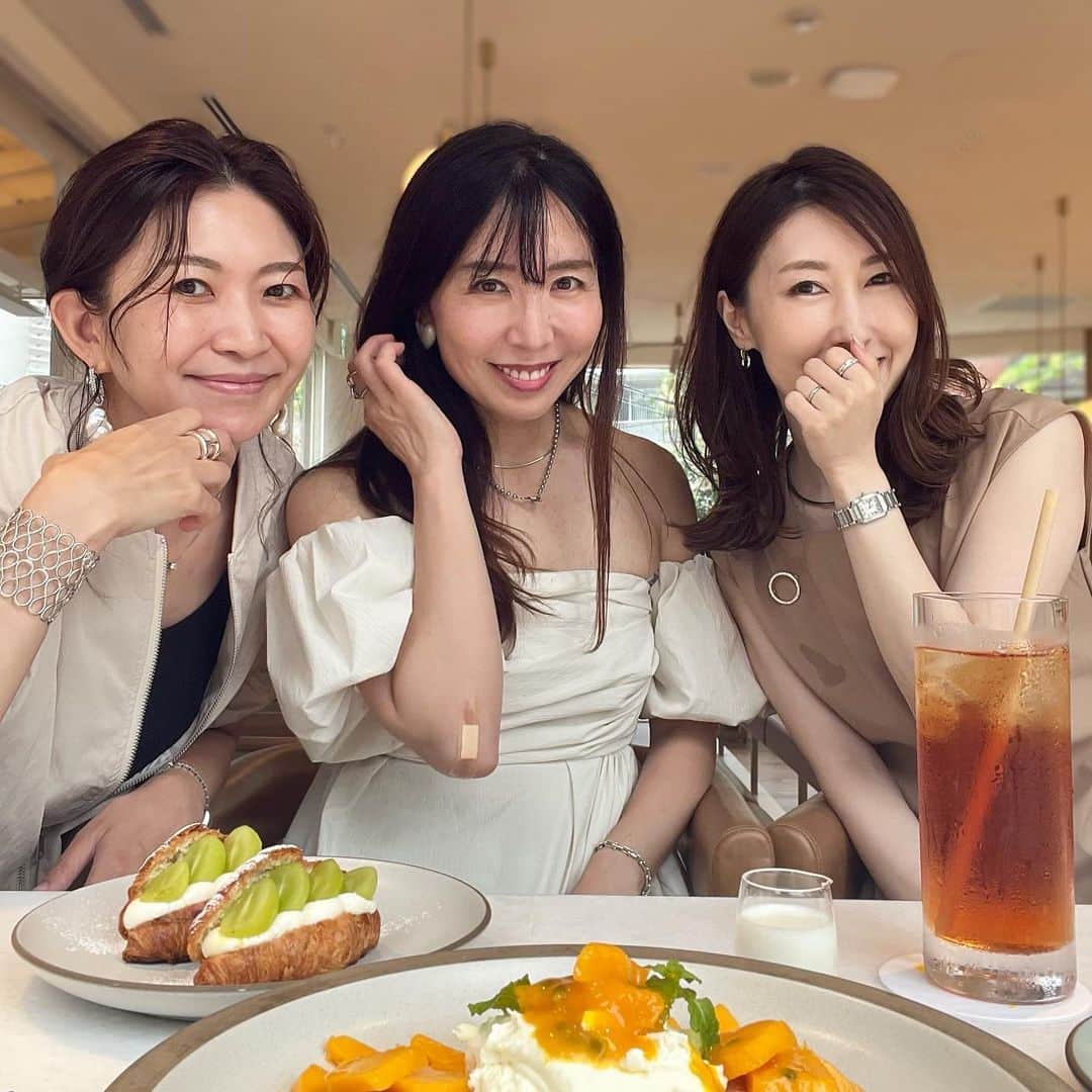 ayakonbubuさんのインスタグラム写真 - (ayakonbubuInstagram)「先日 @yonnieins  @happy__riin  と行った  @dek_aoyama   フルーツ美味しい😋 ３人でシェアしたよ💓  変な顔しても優しい2人は包んでくれる🤣✨✨✨  変顔も映えの写真撮れた👍🤣🤣  フリルが可愛いジャケットは 7/1からnew openの  @mia_official.com_  形もボックスっぽくて　体のラインを拾わず　シンプルで　フリルがついてて可愛い💓 #大人可愛い　　  スカートと中にきたタンクトップは　#uniqlo  #プチプラ#プチプラファッション#大人コーデ #大人カジュアルコーデ #きれいめ部 #きれいめカジュアル #きれいめファッション  #40代コーデ#40代ファッション #骨格ストレート#綺麗めコーデ #アラフォー#アラフォーママ #アラフォーコーデ #40代コーデ #40代ファッション  #体型カバーコーデ#プチプラ高見え#uniqloコーデ#表参道ランチ#東京ランチ#表参道カフェ #表参道グルメ」7月3日 7時19分 - ayakonbubu