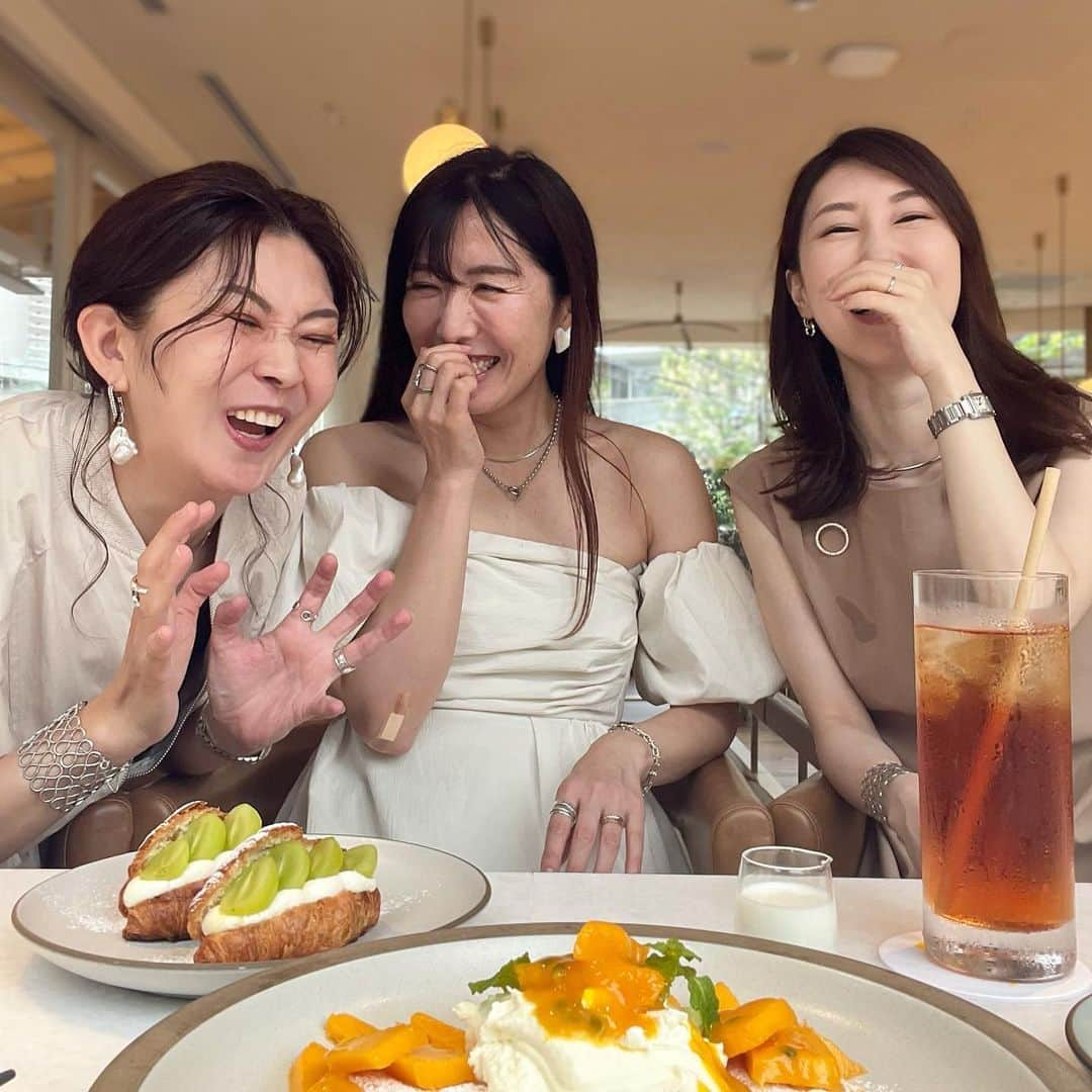 ayakonbubuさんのインスタグラム写真 - (ayakonbubuInstagram)「先日 @yonnieins  @happy__riin  と行った  @dek_aoyama   フルーツ美味しい😋 ３人でシェアしたよ💓  変な顔しても優しい2人は包んでくれる🤣✨✨✨  変顔も映えの写真撮れた👍🤣🤣  フリルが可愛いジャケットは 7/1からnew openの  @mia_official.com_  形もボックスっぽくて　体のラインを拾わず　シンプルで　フリルがついてて可愛い💓 #大人可愛い　　  スカートと中にきたタンクトップは　#uniqlo  #プチプラ#プチプラファッション#大人コーデ #大人カジュアルコーデ #きれいめ部 #きれいめカジュアル #きれいめファッション  #40代コーデ#40代ファッション #骨格ストレート#綺麗めコーデ #アラフォー#アラフォーママ #アラフォーコーデ #40代コーデ #40代ファッション  #体型カバーコーデ#プチプラ高見え#uniqloコーデ#表参道ランチ#東京ランチ#表参道カフェ #表参道グルメ」7月3日 7時19分 - ayakonbubu