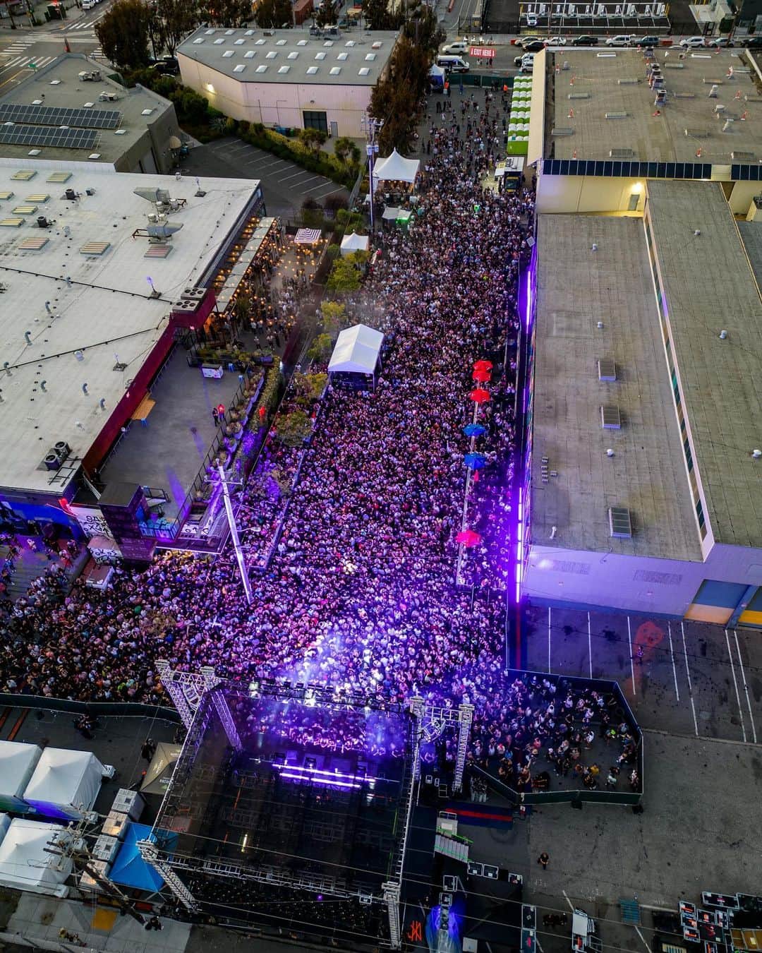 アレッソさんのインスタグラム写真 - (アレッソInstagram)「Threw a block party in San Francisco and completely forgot I booked a drone show  …..also snuck in some new music」7月3日 7時28分 - alesso