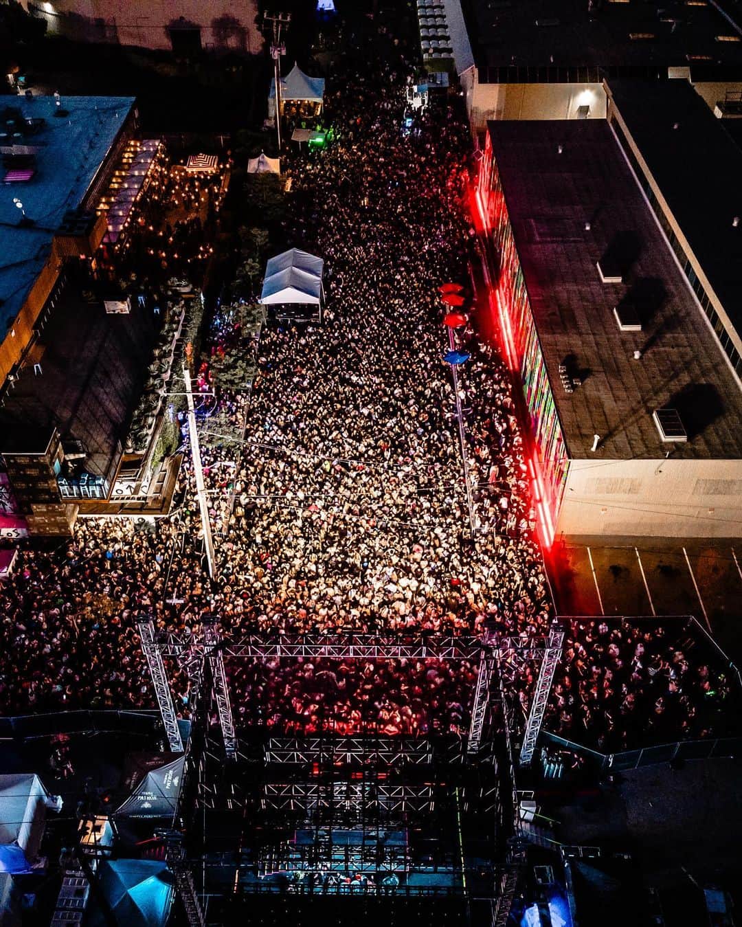 アレッソさんのインスタグラム写真 - (アレッソInstagram)「Threw a block party in San Francisco and completely forgot I booked a drone show  …..also snuck in some new music」7月3日 7時28分 - alesso