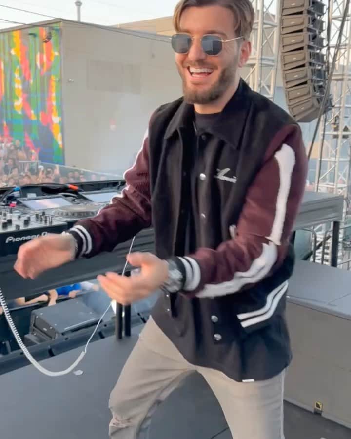 のインスタグラム：「Threw a block party in San Francisco and completely forgot I booked a drone show  …..also snuck in some new music」