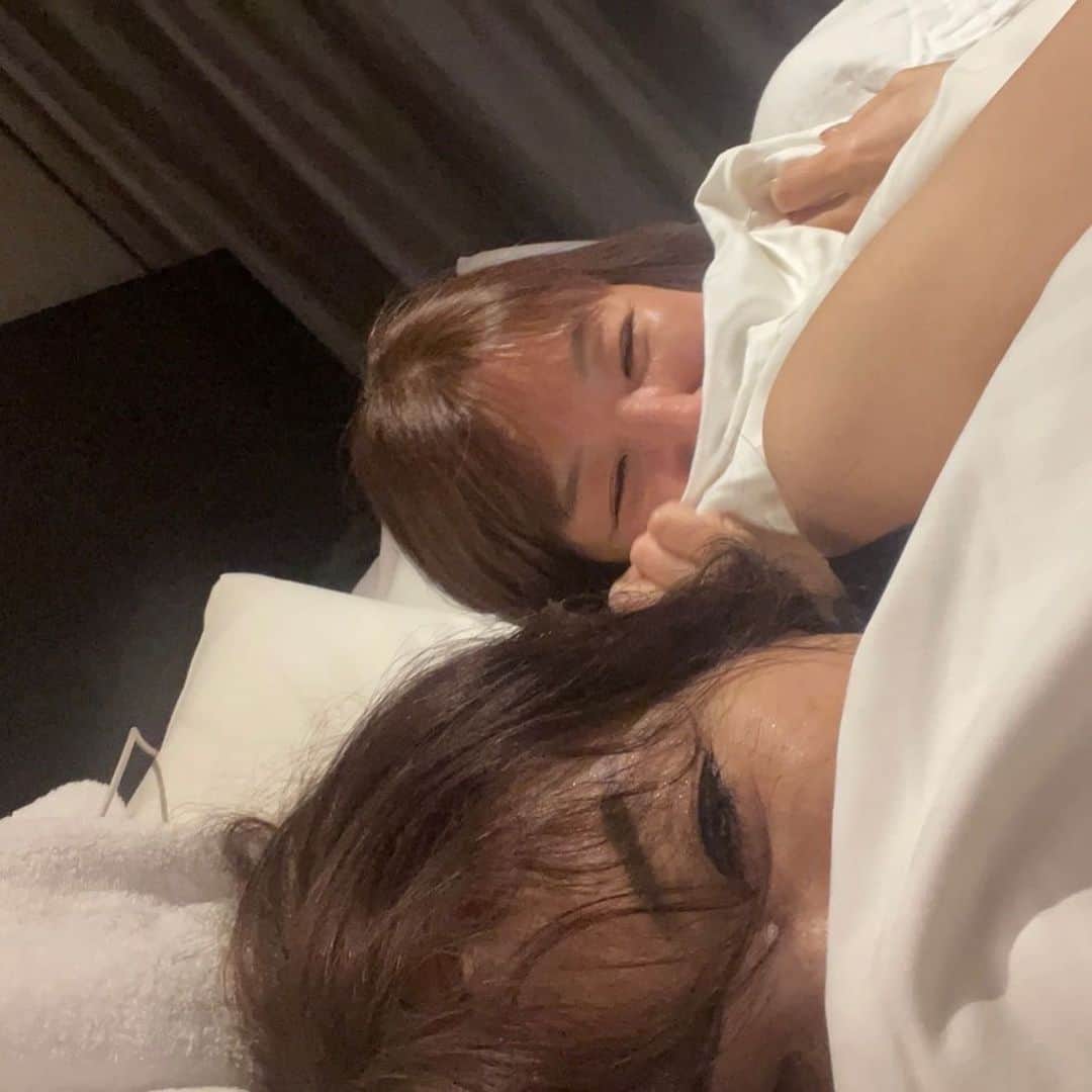 のインスタグラム：「歌舞伎を観る歌舞伎友が何人かいるんですが、そのうちの1人の18歳からの親友はるちゃんは、1人でホテルでよう寝ないんです❗️ この日は、ツイン取れなくて、シングル2部屋取ったのに嫌やゆーてあたしの部屋のベッドに入ってきはりました❗️ ホンマ慣れてるけど1人で早く寝れますように😌  明日もOBCのラジオ、出演しますよー❗️ 聴いてくださいね。 radikoでも聴けます。 OBC 「桑原あずさのas life」 ⚪︎7/4(火)17:15-17:45 ⚪︎7/8(土)7:00-7:45 ※各回12分の出演です！  昨日配信のYouTube『モモコ新聞』は、6月の豪雨で新幹線が止まり、東京から大阪まで車で帰った様子です❗️ ホントにドキドキ、ヘトヘトな時間でした😅 是非、見てくださいね。  #ハイヒールモモコ #👠 #👠🍑 #CHANEL #シャネラー #グルメ #アメブロ  #モモコ新聞 #台風 #豪雨 #車移動 #東京から大阪まで #歌舞伎友 #親友」