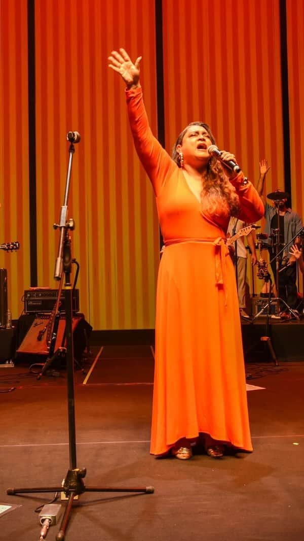 Preta Gilのインスタグラム：「Encerramos ontem em Salvador, a mini turnê de #NósAGente em um show histórico!!! Eu queria conseguir colocar em palavras o que esses dias de trabalho e amor em família significaram para mim, e a palavra que norteia minha vida e a que mais se encaixa é: CURA!!!  Poder ver a vida materializada em quatro gerações de Gil no palco, poder chorar no colo de quem me ama, poder sarar as feridas recebendo o amor de quem me respeita com aplausos e o coro de amor que recebi, é um presente divino!!!   E ainda tivemos a linda surpresa das amigas @ivetesangalo e @danielamercury cantando junto!!! Foi lindo demais!!!!  Eu agradeço imensamente meus médicos, que me deram essa licença mais que especial para eu poder fazer esses sete shows!!! Eles foram tão importantes no meu processo de cura quanto a quimioterapia e a radioterapia!!!  Obrigada #FamíliaGil por ser meu alicerce tão potente!!! Obrigada meus fiéis escudeiros @rocha_soraya, @gominho, @malupbarbosa, @julia_sampaio, @judepaulla e @fisio_thaiannecosta, que não largaram minha mão nenhum segundo!!!   Agora é descansar e me preparar para a cirurgia mês que vem!!! Parabéns a toda equipe da #GegeProds, vocês arrasaram demais!!!  Vídeo: @allemdavisao Patrocínio: @hering_oficial Apoio: @primevideobr Produção: #GegeProds」