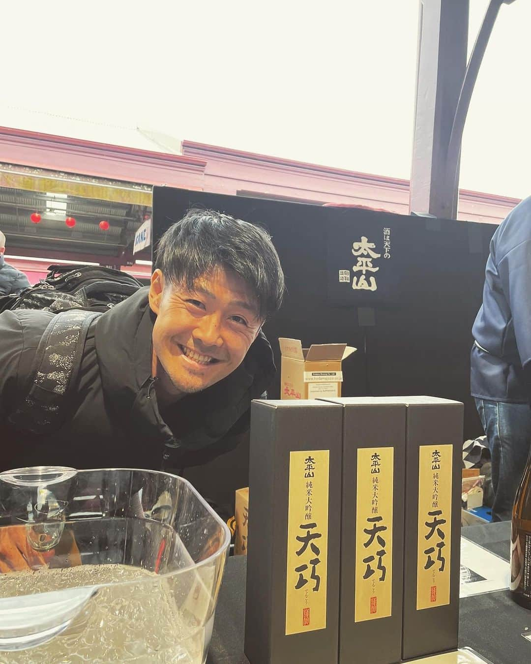 増田繁人のインスタグラム：「日本酒フェス開催中のメルボルン。 沢山の酒蔵さんが出展されてました。  日本酒が好きになったきっかけの太平山が出店されていて、テンション爆上がり！ （秋田思い出したー！）  新潟の久保田や上善如水も出店されてました！  オイシイ！と現地人も喜んでたのは嬉しかったなぁ。  日本を感じた良い時間でした！  #増田繁人 #海外挑戦 #sakefestival  #太平山 #小玉醸造 #秋田 #新潟」