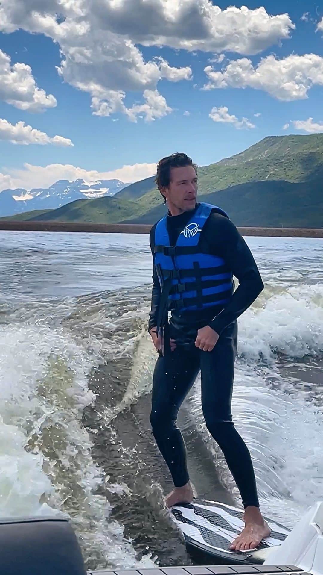 アダム・センのインスタグラム：「Only wave I can some what surf, and not be a complete kook. 🏄🏼🏔️ Utah has not disappointed good friends, and a much needed recharge. 🪫⚡️🔋」
