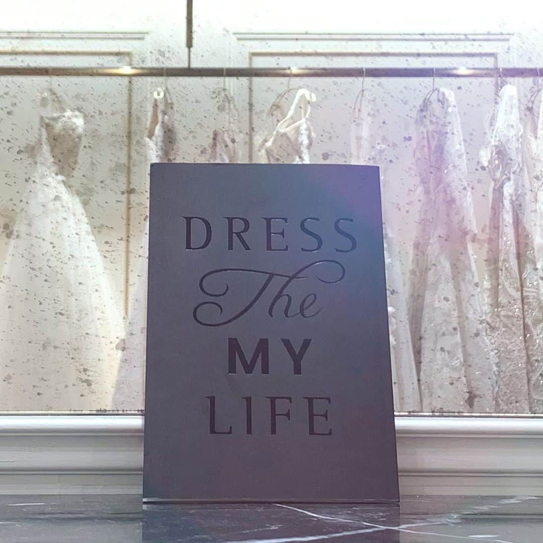 Dress the Life(ドレスザライフ) のインスタグラム：「Dress the Life社員が日々どんな思いでお客様と向き合っているか。  ここにそれが記された1冊の本があります。 ぜひ皆様にも私たちのこの仕事にかける想いを感じていただきたく、ご紹介します。  お客様への提案に悩んだ時、大きな壁にぶつかった時、 この1冊が社員にヒントを与えたり、背中を押せるような、 そんな存在になって欲しいと思い作成しました。  ---Dress the My Life--- おふたりの結婚式は、 ドレスを選ぶところから、すでに始まっています。  はじめて来店した時の胸の高鳴り、 運命のドレスに出会った瞬間の、この上ない喜び....。  お店を訪れるたび、何度も心がうごかされ、 一生の思い出として、大切に刻まれていく。  そんな幸せな時間を過ごしていただくために、 私たちが1番大事にしたいこと、 それは『まごころ』をもってお客様と向き合うことです。  目の前のお客様に想いをめぐらせ、 自分にできることを考え抜く、 どんな時も、お客様の気持ちに寄り添い続ける。  この1冊には、日々、お客様のことを思う Dress the Life社員の声がまとめられています。  Dress the My Life.  この本をきっかけに、お客様の人生、あなたの人生が より一層鮮やかに彩られていくことを願っています。」