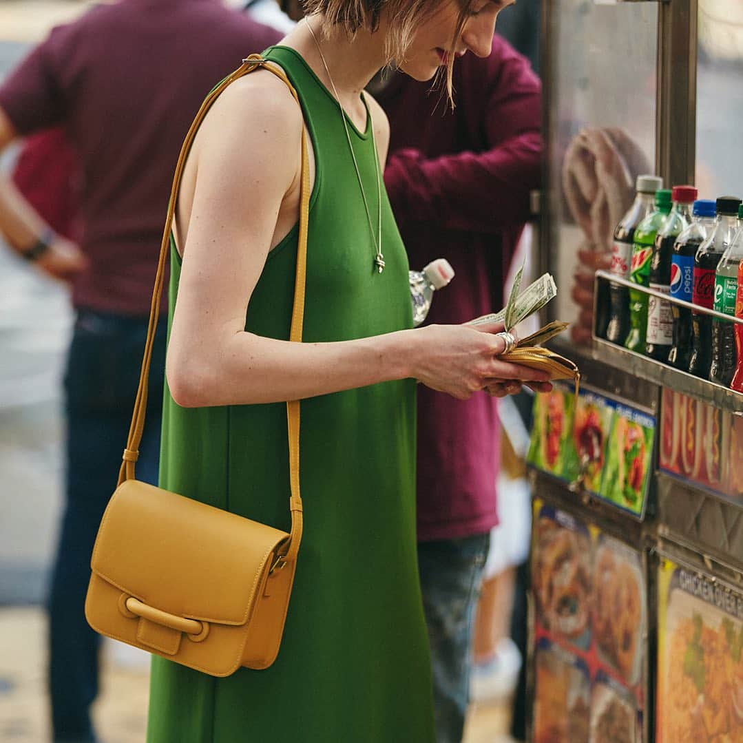 のインスタグラム：「フェミニンすぎないクールさを打ち出したCity MiniはVASICを代表する人気アイテムのひとつ。お客さまの声をもとにアップデートを加え、より優れた質のレザーを使い、内部にマイクロファイバーを施したことで中が見やすく、軽量化されました。必要な小物ををストレスなく入れられる汎用性の高いサイズで、オン・オフを問わず頼りにできる存在に。ショルダーストラップを短めにして斜めがけにしたり、クラッチバッグとして使ったりと、異なる見せ方もお楽しみいただけます。  深みのあるアースカラーのSahara。クラシックとモダン両方の美しさを表現できる素敵な一色です。  #vasic #ヴァジック #vasicbond  #bag #leather #handbag #leatherbag #shoulderbag #citymini #pattimini #pf23 #newcollection #newitem #vasicjapan #vasicnews #バッグ #レザー #革  #ショルダーバッグ  #ハンドバッグ #ミニバッグ #レザーバッグ #ヴァジックジャパン」