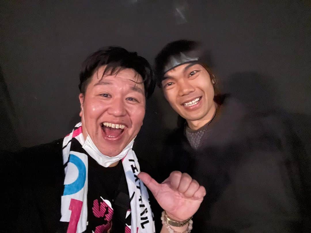 のインスタグラム：「FLOWのアニメ縛りフェスティバルの会場で アミューズのスタッフさんと 間違えられて 声掛けてもらった🤣🤣🤣 伊賀の忍者、知之助さん🥷 僕はFLOWさんので観てたから すぐにわかりました🤩 沢山お話出来て楽しかったです‼️ 出会いに感謝🙏  雰囲気あるなら アミューズさんで 働かせて貰えるかなぁ🤣  #知之助 さん #伊賀の忍者 #忍者 #三重県 #flow #アニメ縛りフェスティバル #アミューズ #スタッフと間違えられる #ラジバンダリ西井」