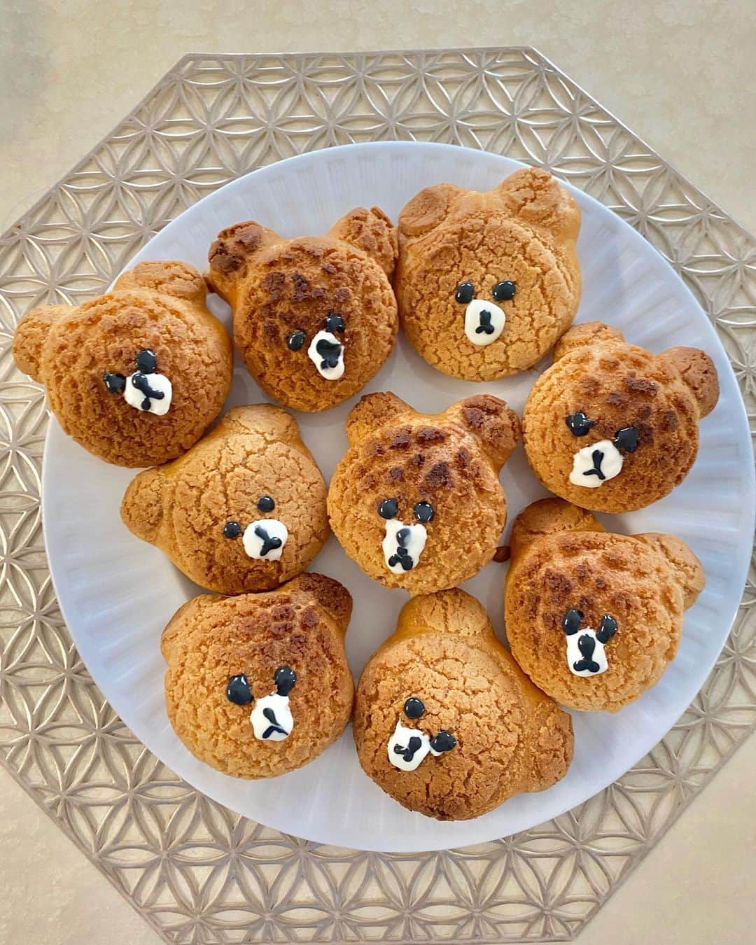 藤田りえのインスタグラム：「くまたんシュー♡ ⁡ これね、娘が作ったーん！ 膨らまないものもあったけど、 シュークリームって難しいし(私作ったことないけども！) 初めての割には上出来やない？！ ⁡ ママの好みに合わせて甘さめっちゃ控えめにしてくれてた。 おいぴかったナ☆ ⁡ ⁡ 最後のpic4は娘の紹介w (先週のストーリーズより) ⁡ ⁡ #藤田りえ #48歳 #1974年生まれ #アラフィフ #アラフォー #40代 #ごきげんさんでいこう #シュークリーム #くまたんシュー #マイキーな娘」