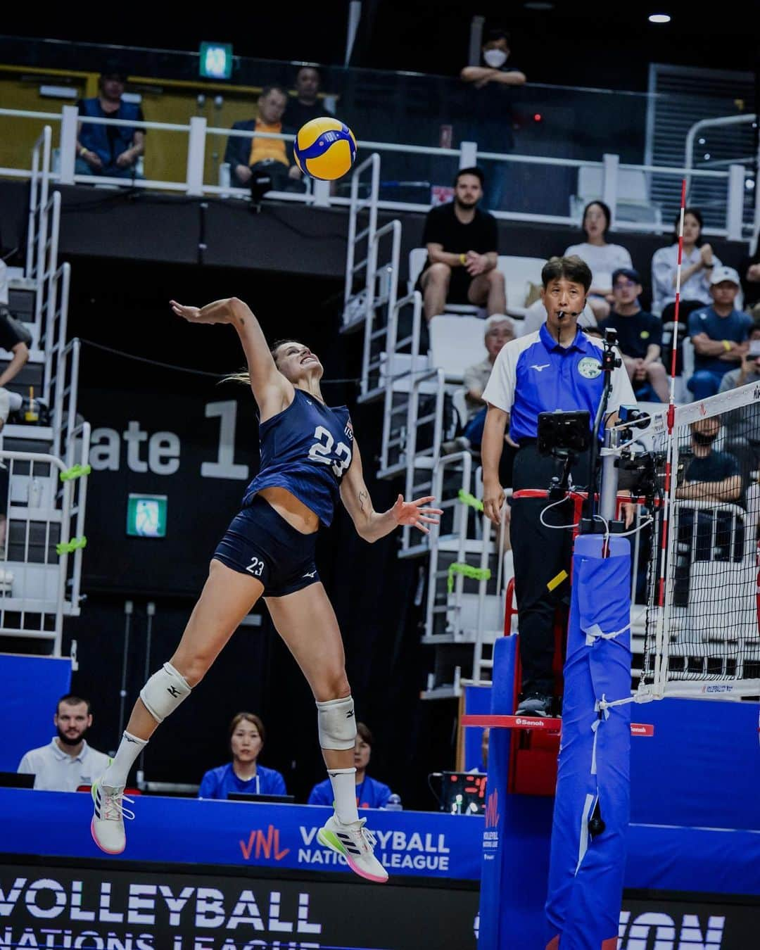 ケルシー・ロビンソンのインスタグラム：「Grateful to be back on the court with my favorite jersey 🤍🇺🇸  Come cheer us on at @volleyballnationsleague finals July 12-16 in Arlington, Texas.  Use code Kelsey23 for 10% off tickets 🫶🏼」