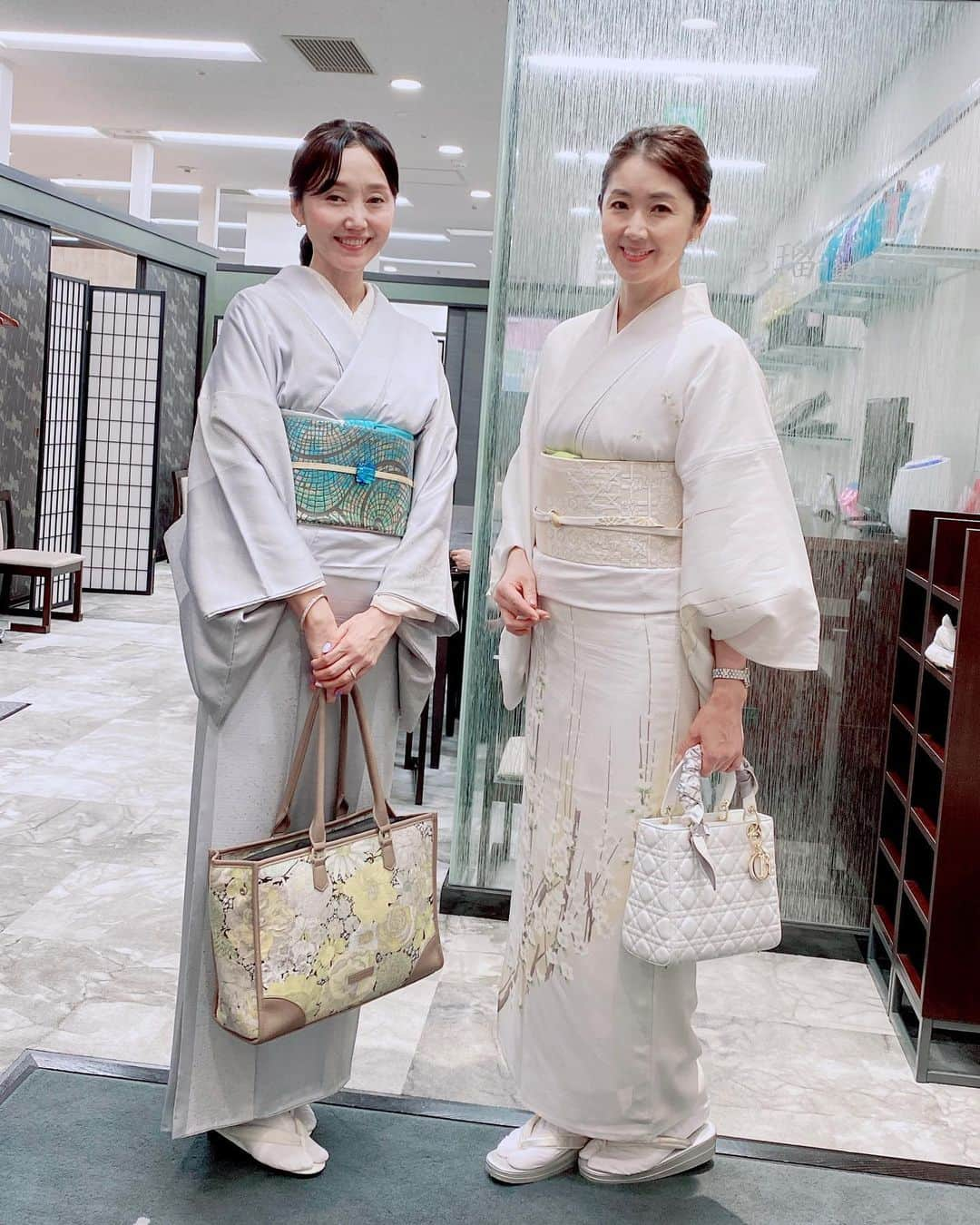 織香さんのインスタグラム写真 - (織香Instagram)「昨年秋から通い始めた着付け教室👘@ichiru_kimono_school   無事に上級クラス終了😊  なんとか二重太鼓まで自装できるように🙌  着付けを極めたい方は先のクラスに進む事もできますが、着て楽しむ事が目的なので ここでいったん卒業👩‍🎓  修了試験後、桂子ちゃんと冷たいアイスクリームで祝杯🍨(๑>◡<๑)  先生に呆れられるほど不器用だったけど🤣 頑張ったね‼︎初級の時より上手になったね‼︎とお互い労い合う🫶💕  50代からは自分に甘くて良いの🙆  うすいブルーのお着物にイエローのリバティbagを合わせました🩵💛  #いち瑠 #着物着方着付け教室 #銀座校 #ありがとうございました #キモ活仲間募集中」7月3日 8時22分 - orikagram