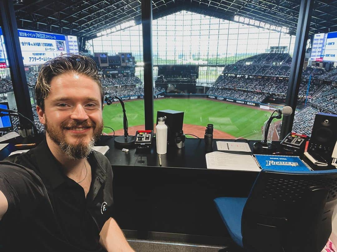 エバンズマラカイ(マラチ)のインスタグラム：「Your New! Hokkaido Nipponham Fighters Stadium DJ!! ⚾️🎙️ (Just the weekends🔥) 北海道日本ハムファイターズの新スタジアムDJとなりました！🏟️🎤 (土日限定🔥)  自分の生まれ育った北広島市にエスコンフィールド北海道が建てられて、関われないかなって思ってたけど、まさかこんな早く、こんな大舞台を経験できるなんて夢にも思ってなかった。  たくさんの感情や想いはあって、書ききれないけど、 1番大きいものは感謝。 チャンスをくださった北海道日本ハムファイターズのチームに、つきっきりで見てくださっている八幡さん、表と裏全てケアしてくださるマネージャー／社長のヒーロさん、ずっと見守って支えてきてくれた親、そして絶えず祝福と恵みを降り注いでくださる神に感謝しています。 その他にもたくさんの方に感謝しきれないだけ支えられてきました🥲  まだまだ未熟ですが、DJとしても成長してまだまだビッグになります！  これからも皆さん、よろしくお願いします！  #DJマラカイ #MCマラチ #北広島市 #北海道日本ハムファイターズ #エスコンフィールド北海道 #スタジアムDJ   @fighters_official」