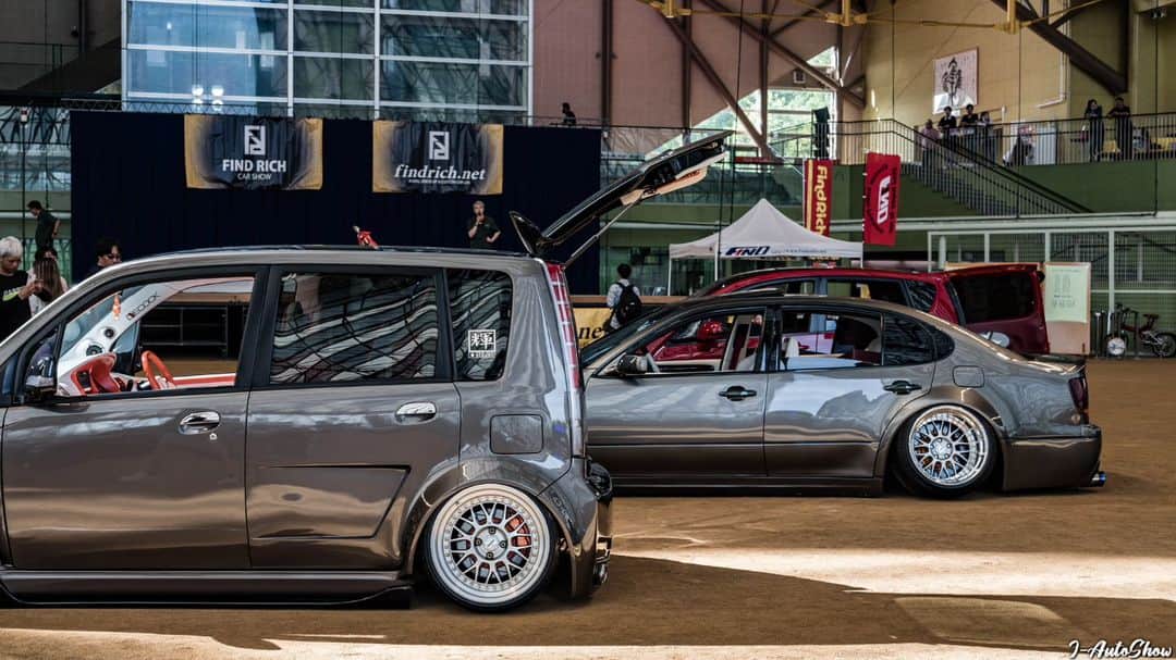 のインスタグラム：「#JAutoShow #SONYFX3 #ファインドリッチ #ファインドリッチ2023 #ファインドリッチカーショー #findrich #カスタムカー #cinematiccars #車イベント #VIPSEDAN #vipstyle #bippustyle #shakotan #modifiedcars #lowstyle #jdmmeet #jzs161」