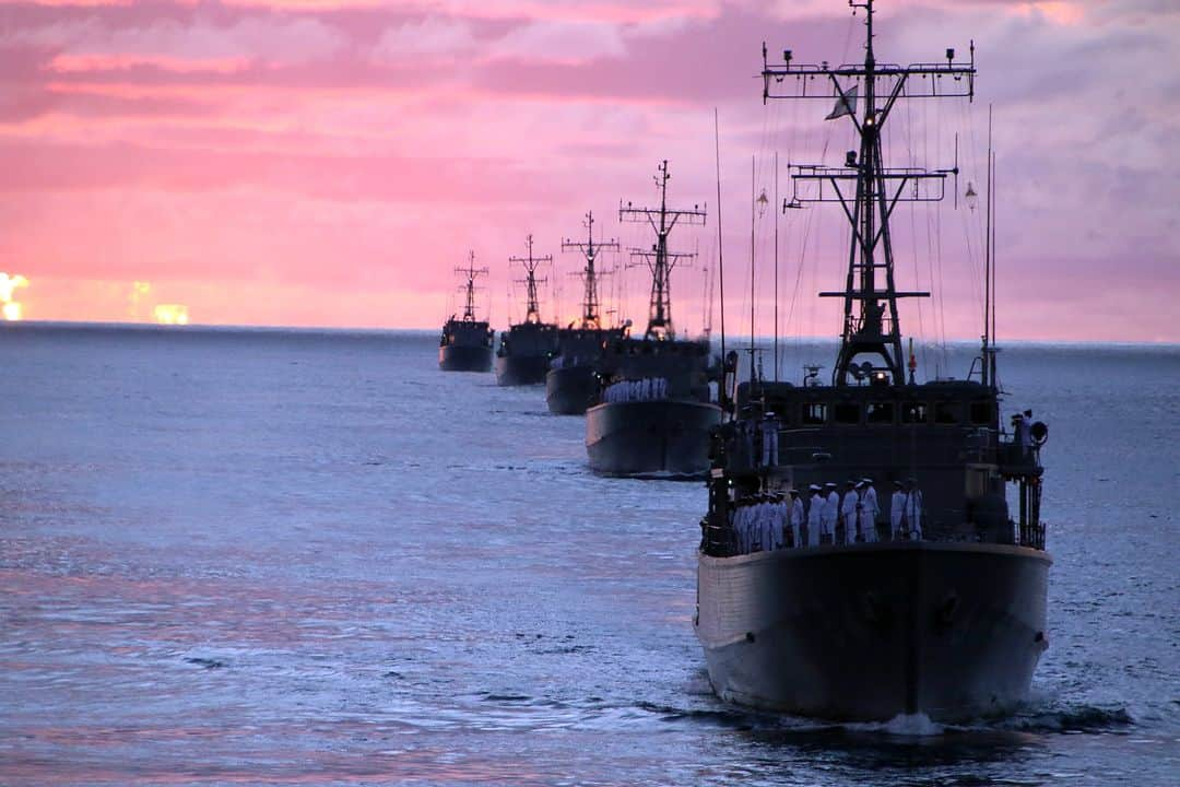 海上自衛隊さんのインスタグラム写真 - (海上自衛隊Instagram)「優しいピンク色の朝焼けの下 「なおしま」を先頭に単縦陣で航行する掃海部隊  #掃海隊群 #単縦陣 #朝焼け #夜明け #写真好きな人とつながりたい」7月3日 8時30分 - jmsdf_pr