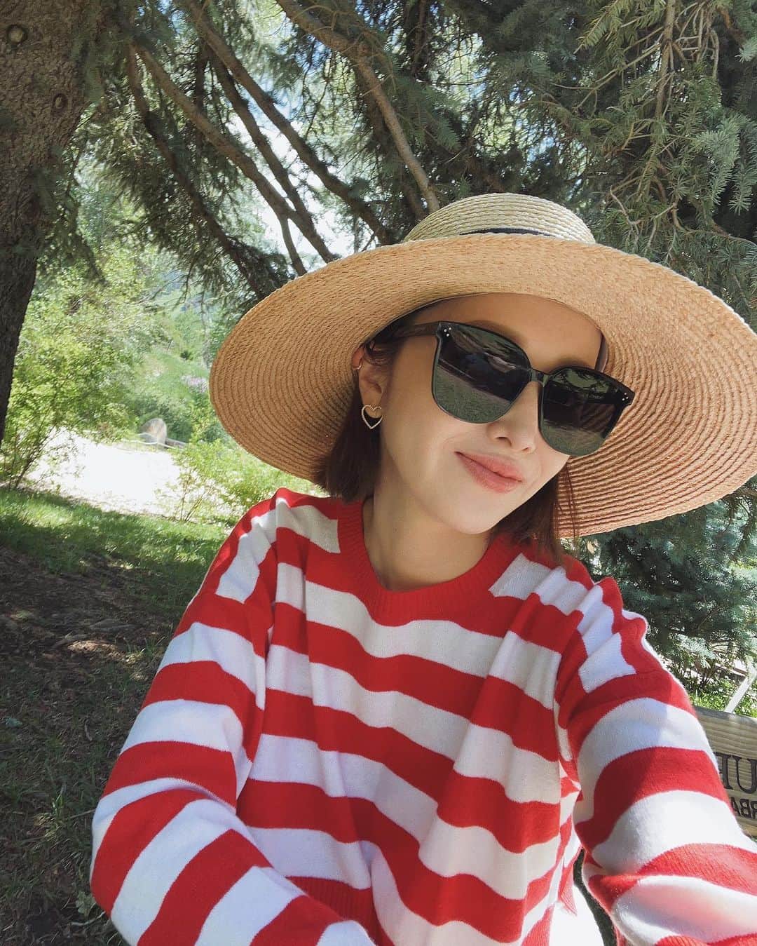 翁安芸のインスタグラム：「Beautiful Sunday…❤️  到着してすぐ始まったサマーキャンプで、長女が体調崩していましたが、回復したので日曜日は近くの川のある公園へ。  着いてすぐに次女はお昼寝🌳💤  長女は水際でお気に入りの“かわいい光る石”というのを一生懸命探してます🔍  遊具もいろいろとあって楽しんでます🫶🏻  私はベビーカーを押しながら長女を追って、木陰を見つけて見守り隊😎❤️  #happysunday #aspen #アスペン #summerinaspen #helenkaminski #ヘレンカミンスキー #日焼け対策 #planc #akiweng」