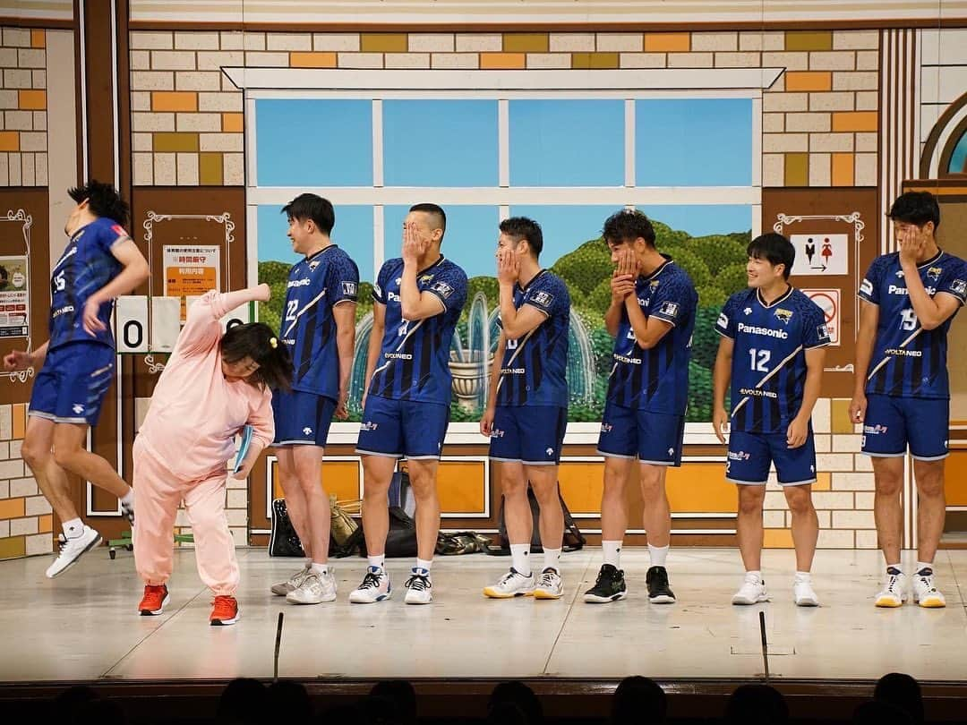 福澤達哉さんのインスタグラム写真 - (福澤達哉Instagram)「*** Panasonic Panthers appeared in the Japanese famous comedy troupe “YOSHIMOTO SHIN-KIGEKI”🤡🕺 I was really happy to be able to be on the stage that I loved since I was little😘 I wore a uniform for the first time in two years since I retired 🤪  #吉本新喜劇 #もじゃ吉田 #パナソニックパンサーズ #小さい頃 #テレビに釘付けになって見てた新喜劇 #なんばグランド花月 #笑いの聖地に立つ日が来るとは… #1人だけOBやのにお邪魔してごめん #どうしても出たかってん #2年ぶりのユニフォーム #どこにカムバックしてんねん #でも私にとっては試合と同じ #最高に楽しすぎる夜でした #チャオ @yoshimotoshinkigeki  @tyaturu10  @panasonic_panthers   写真提供:吉本興業」7月3日 8時35分 - 1tatsu5