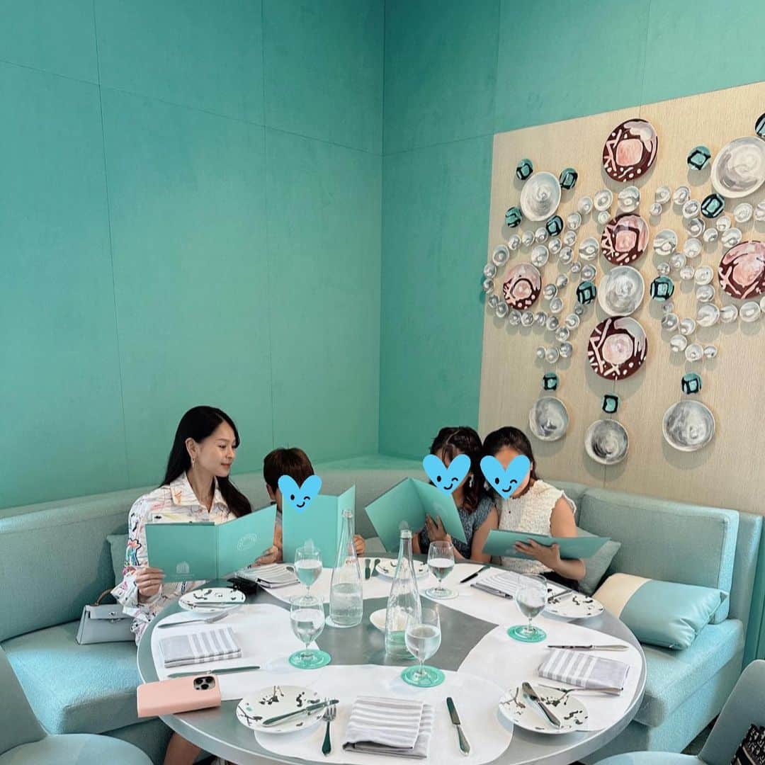 のインスタグラム：「@tiffanyandco 本店🗽 Tiffany Cafe🫖🩵  可愛さに大喜び👭･:*+.  リッキーは大好きなロブスター🦞(5枚目📷) おかわり🥹メニューで1番高いやつ🤑」