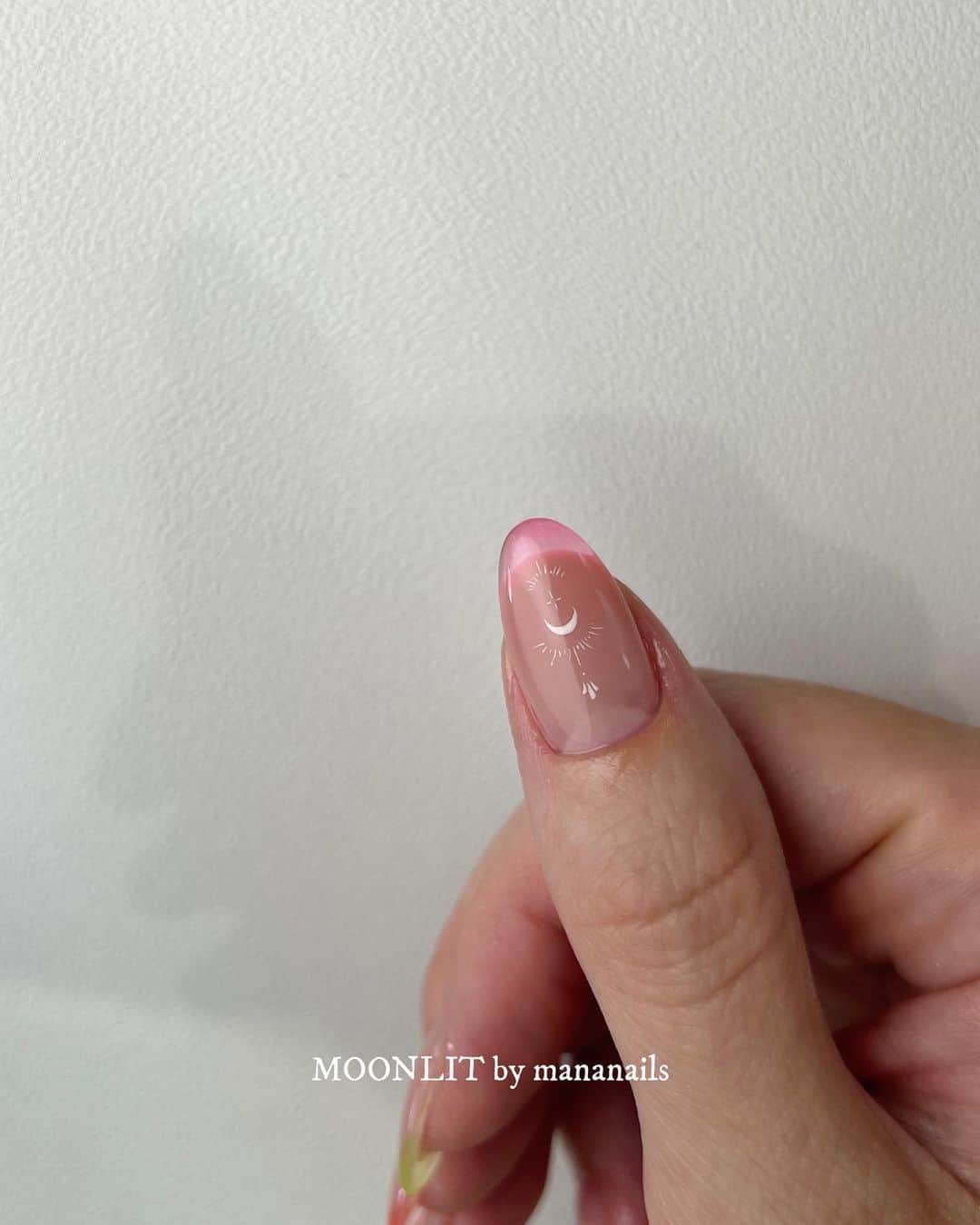 mananailsのインスタグラム：「🌈🌙💫  片手はクリアのカラフルネオンフレンチ💗 @25gel_official   ☾120minオフ込み」