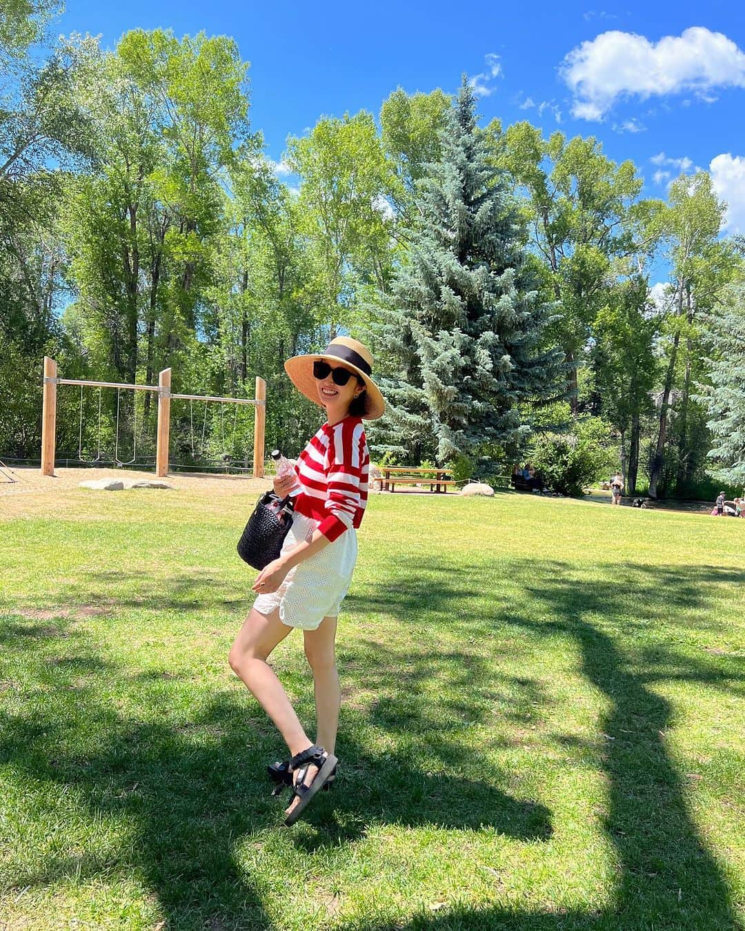 翁安芸さんのインスタグラム写真 - (翁安芸Instagram)「娘が「ママJuly 4thまだだよ🇺🇸 きもちはやいね」👧🏻❤️ と言いながら撮ってくれました❤️  確かにもう街中がアメリカの独立記念日モード満載なので、自然とアメリカカラーの配色に🇺🇸✨  Hat&Bag #helenkaminski #ヘレンカミンスキー  Knit #planc  Bottoms #kith #kithtokyo #kithaspen  Sandals #ceciliebahnsen #セシリーバンセン   #aspen #summerinaspen #アスペン #akiweng」7月3日 8時46分 - akinyc