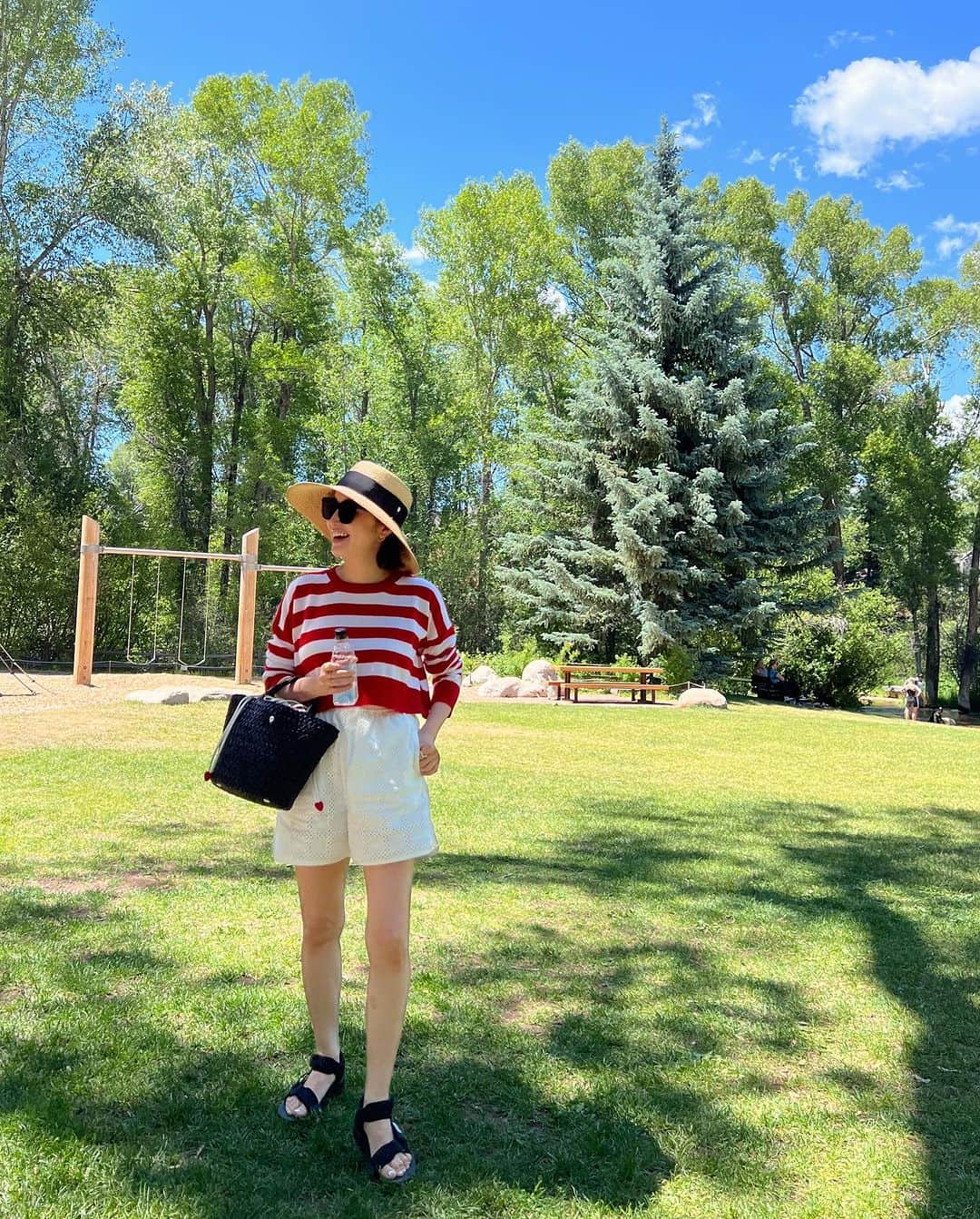 翁安芸さんのインスタグラム写真 - (翁安芸Instagram)「娘が「ママJuly 4thまだだよ🇺🇸 きもちはやいね」👧🏻❤️ と言いながら撮ってくれました❤️  確かにもう街中がアメリカの独立記念日モード満載なので、自然とアメリカカラーの配色に🇺🇸✨  Hat&Bag #helenkaminski #ヘレンカミンスキー  Knit #planc  Bottoms #kith #kithtokyo #kithaspen  Sandals #ceciliebahnsen #セシリーバンセン   #aspen #summerinaspen #アスペン #akiweng」7月3日 8時46分 - akinyc