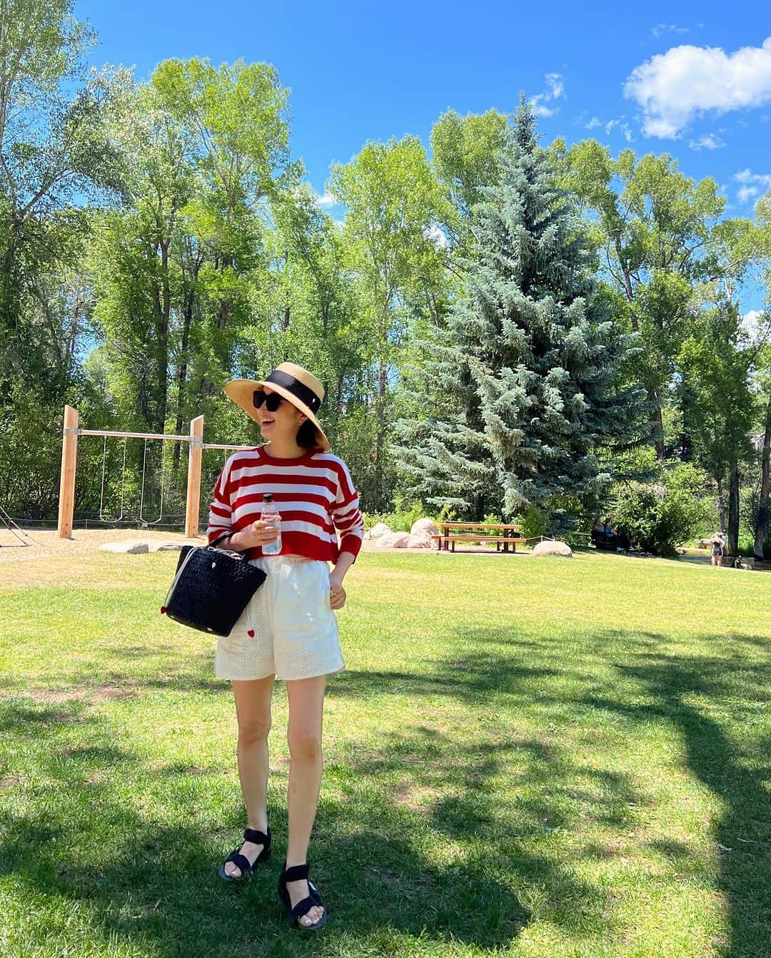 翁安芸のインスタグラム：「娘が「ママJuly 4thまだだよ🇺🇸 きもちはやいね」👧🏻❤️ と言いながら撮ってくれました❤️  確かにもう街中がアメリカの独立記念日モード満載なので、自然とアメリカカラーの配色に🇺🇸✨  Hat&Bag #helenkaminski #ヘレンカミンスキー  Knit #planc  Bottoms #kith #kithtokyo #kithaspen  Sandals #ceciliebahnsen #セシリーバンセン   #aspen #summerinaspen #アスペン #akiweng」