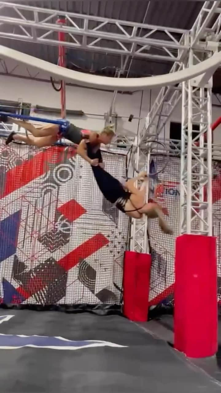 ジェシー・グラフのインスタグラム：「Congratulations @sweetninjagirl on an epic @ninjawarrior run!  I can’t believe the little girl who dressed up as me for Halloween is already dominating on the big show!  If you haven’t seen last week’s episode, definitely check it out and follow Taylor’s instagram.  I’m taking notes from her now! #americanninjawarrior #ninjawarrior #circus #legscatch #trapeze」