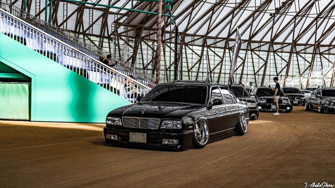 のインスタグラム：「#JAutoShow #SONYFX3 #ファインドリッチ #ファインドリッチ2023 #ファインドリッチカーショー #findrich #カスタムカー #cinematiccars #車イベント #VIPSEDAN #vipstyle #bippustyle #shakotan #Y32 #32シーマ #y32シーマ #Nissancima #シーマ #workequip #エクイップ」