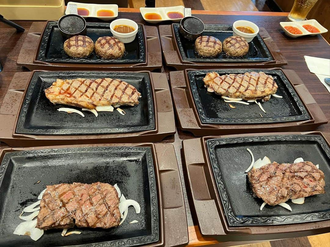 あこさんのインスタグラム写真 - (あこInstagram)「ステーキガストさんでステーキ食べ放題🥩 サーロインコースを満喫☺️💕サラダバー、スープバー、ドリンクバーと種類がめちゃくちゃ豊富でパンも焼くとこあるんやけどそのパンがふわふわでめちゃくちゃ美味しかった！！みんなも食べてほしい！！ ステーキもサーロインやミスジ、ハンバーグとこちらも種類豊富☺️90分間飽きずに最後まで食べられる(もはや時間が足りやん) #ステーキガスト #ステーキガスト食べ放題 #サーロイン #サーロインステーキ #ミスジ #ハンバーグ #大食い #双子 #はらぺこツインズ #大食い女子 #먹방 #대식가 #먹팔  #먹스타그램 #大胃王 #モッパン #ความตะกละ #Ham ăn #Gula」7月3日 9時03分 - harapeko__ako