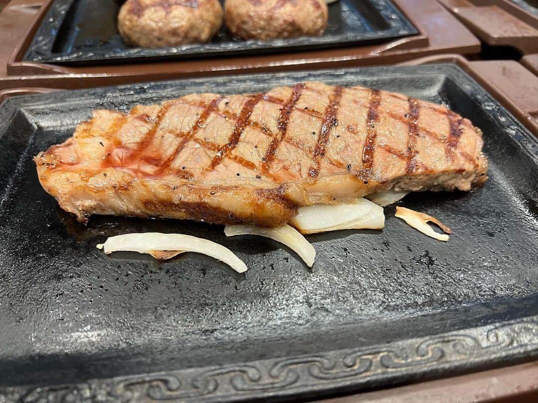 あこさんのインスタグラム写真 - (あこInstagram)「ステーキガストさんでステーキ食べ放題🥩 サーロインコースを満喫☺️💕サラダバー、スープバー、ドリンクバーと種類がめちゃくちゃ豊富でパンも焼くとこあるんやけどそのパンがふわふわでめちゃくちゃ美味しかった！！みんなも食べてほしい！！ ステーキもサーロインやミスジ、ハンバーグとこちらも種類豊富☺️90分間飽きずに最後まで食べられる(もはや時間が足りやん) #ステーキガスト #ステーキガスト食べ放題 #サーロイン #サーロインステーキ #ミスジ #ハンバーグ #大食い #双子 #はらぺこツインズ #大食い女子 #먹방 #대식가 #먹팔  #먹스타그램 #大胃王 #モッパン #ความตะกละ #Ham ăn #Gula」7月3日 9時03分 - harapeko__ako