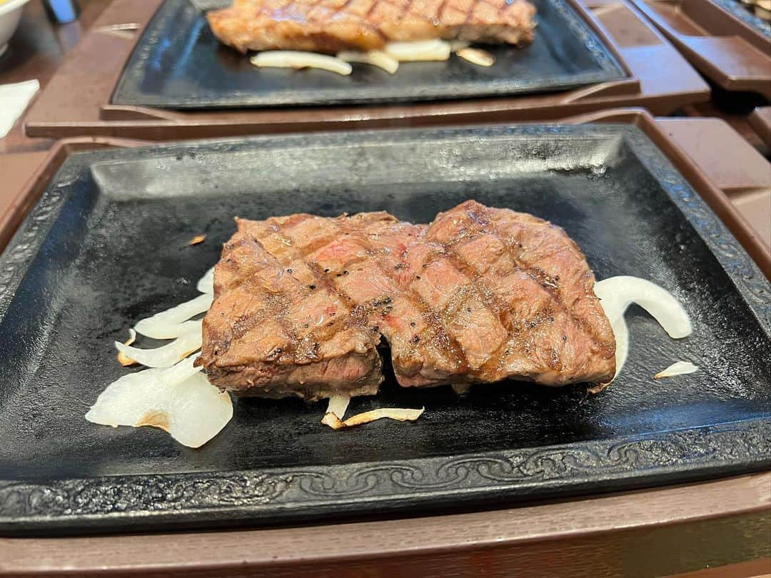 あこさんのインスタグラム写真 - (あこInstagram)「ステーキガストさんでステーキ食べ放題🥩 サーロインコースを満喫☺️💕サラダバー、スープバー、ドリンクバーと種類がめちゃくちゃ豊富でパンも焼くとこあるんやけどそのパンがふわふわでめちゃくちゃ美味しかった！！みんなも食べてほしい！！ ステーキもサーロインやミスジ、ハンバーグとこちらも種類豊富☺️90分間飽きずに最後まで食べられる(もはや時間が足りやん) #ステーキガスト #ステーキガスト食べ放題 #サーロイン #サーロインステーキ #ミスジ #ハンバーグ #大食い #双子 #はらぺこツインズ #大食い女子 #먹방 #대식가 #먹팔  #먹스타그램 #大胃王 #モッパン #ความตะกละ #Ham ăn #Gula」7月3日 9時03分 - harapeko__ako