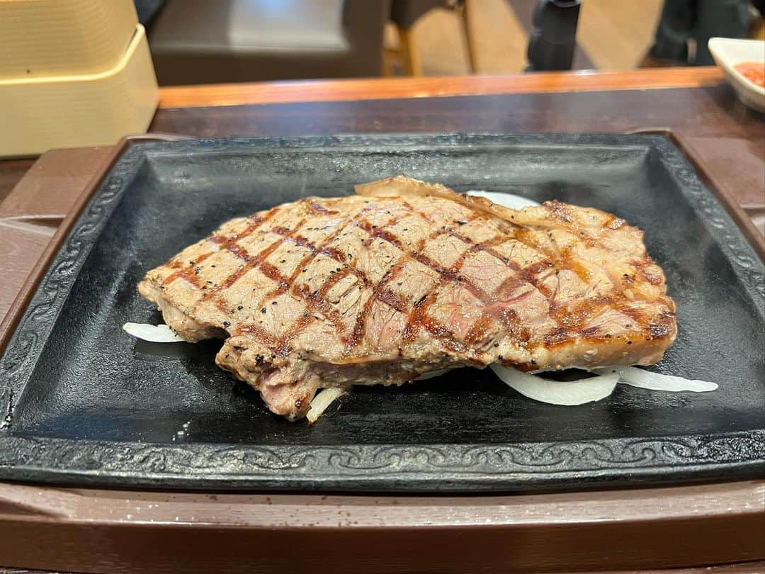 あこさんのインスタグラム写真 - (あこInstagram)「ステーキガストさんでステーキ食べ放題🥩 サーロインコースを満喫☺️💕サラダバー、スープバー、ドリンクバーと種類がめちゃくちゃ豊富でパンも焼くとこあるんやけどそのパンがふわふわでめちゃくちゃ美味しかった！！みんなも食べてほしい！！ ステーキもサーロインやミスジ、ハンバーグとこちらも種類豊富☺️90分間飽きずに最後まで食べられる(もはや時間が足りやん) #ステーキガスト #ステーキガスト食べ放題 #サーロイン #サーロインステーキ #ミスジ #ハンバーグ #大食い #双子 #はらぺこツインズ #大食い女子 #먹방 #대식가 #먹팔  #먹스타그램 #大胃王 #モッパン #ความตะกละ #Ham ăn #Gula」7月3日 9時03分 - harapeko__ako