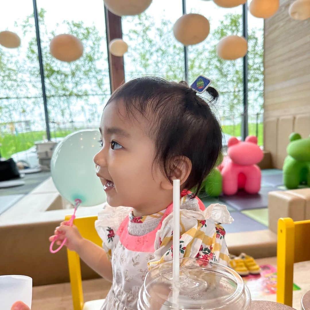 のインスタグラム：「⁡ ⁡ 🎈𓅯⋆° ⁡ ⁡ 〜けど、が言えなくて 〜けろ！になっちゃうのとてもかわいい ⁡ 〇〇ちて？もかわいい ⁡ うん、どんな表情のあなたもすきよ。🫠 ⁡ ⁡ #こどものいる生活　#𝟤歳7ヶ月　#𝟤歳　#成長記録　#育児日記　#令和𝟤年ベビー #𝟣𝟣月生まれ　#𝟤𝟢𝟤𝟢_𝖺𝗎𝗍𝗎𝗆𝗆_𝖻𝖺𝖻𝗒部　#𝖻𝖺𝖻𝗒 #𝖻𝖺𝖻𝗒𝗀𝗂𝗋𝗅 #ベビスタグラム #コドモダカラ　#ママリ　#コドモノ　#女の子ママ」