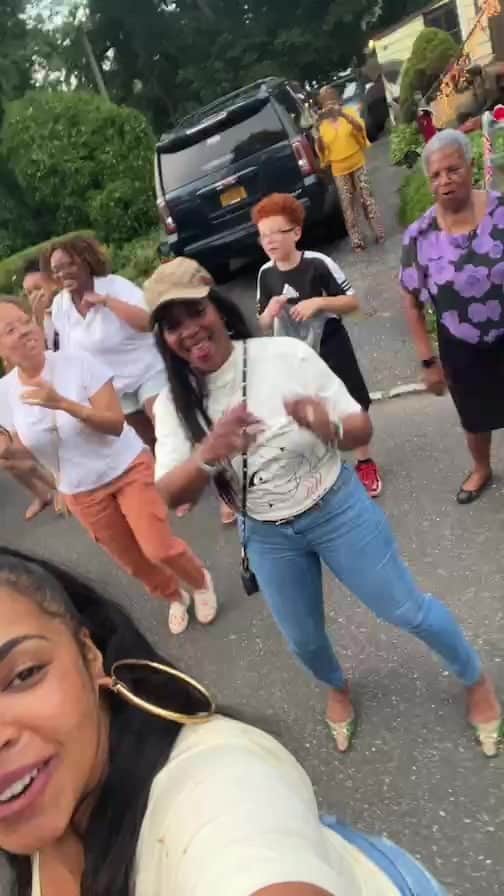 アシャンティのインスタグラム：「My lil cousins graduation party 🤣🤣🎉👩🏾‍🎓❤️❤️」