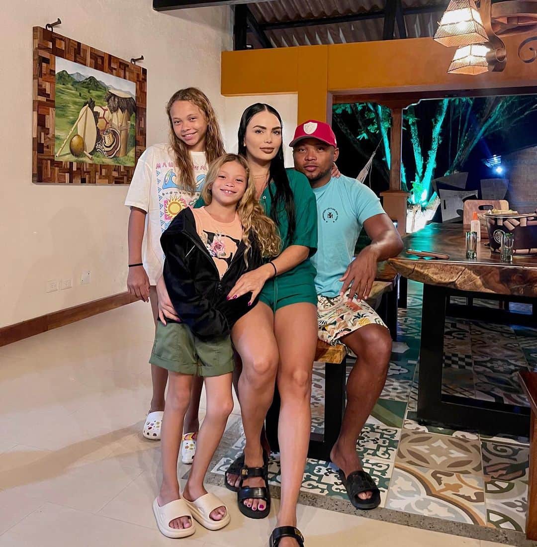 ファン・スニガのインスタグラム：「Mis amores, uds mi plan favorito por siempre!! ♥️ #vacationmode」
